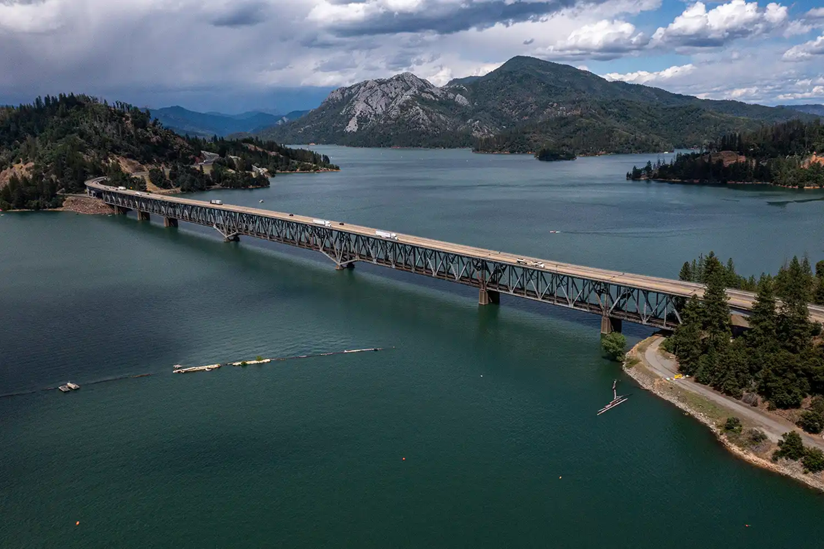 Cha mẹ chưa kịp mặc áo phao, bé trai 5 tuổi đã nhảy xuống hồ nước rồi tử vong - Ảnh 1.