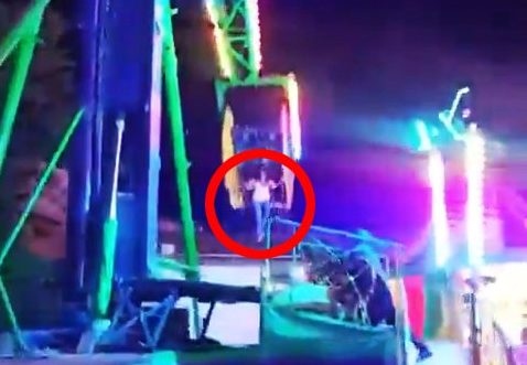 Tr&ograve; chơi cảm gi&aacute;c mạnh bị hỏng, c&ocirc; g&aacute;i lơ lửng giữa kh&ocirc;ng trung - Ảnh 1.