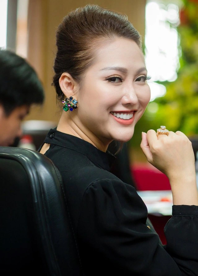 Nữ nghệ sĩ l&agrave; mẹ đơn th&acirc;n U50, Ph&oacute; viện trưởng được đại gia miền T&acirc;y y&ecirc;u say đắm - Ảnh 1.