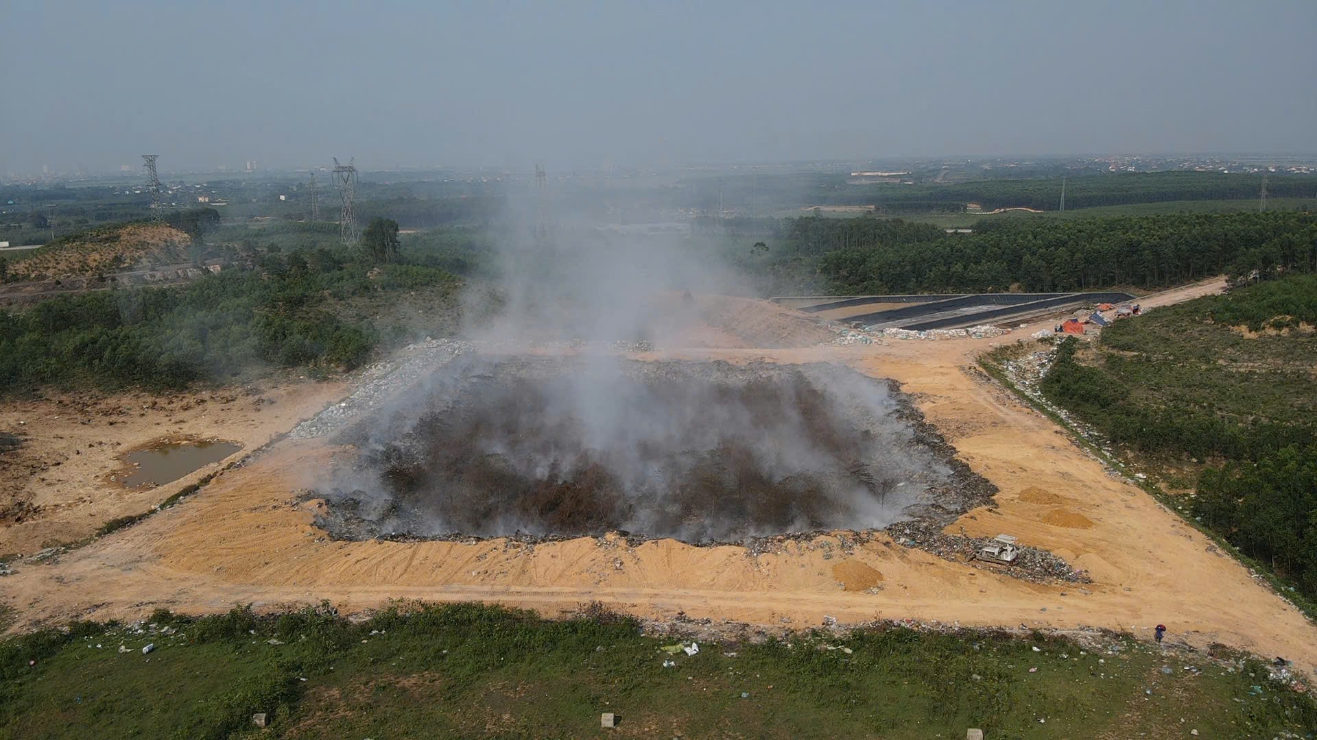 Tạm dừng nhận rác để xử lý sự cố cháy bãi rác âm ỉ nhiều ngày- Ảnh 1. Tạm dừng nhận rác để xử lý sự cố cháy bãi rác âm ỉ nhiều ngày- Ảnh 1.