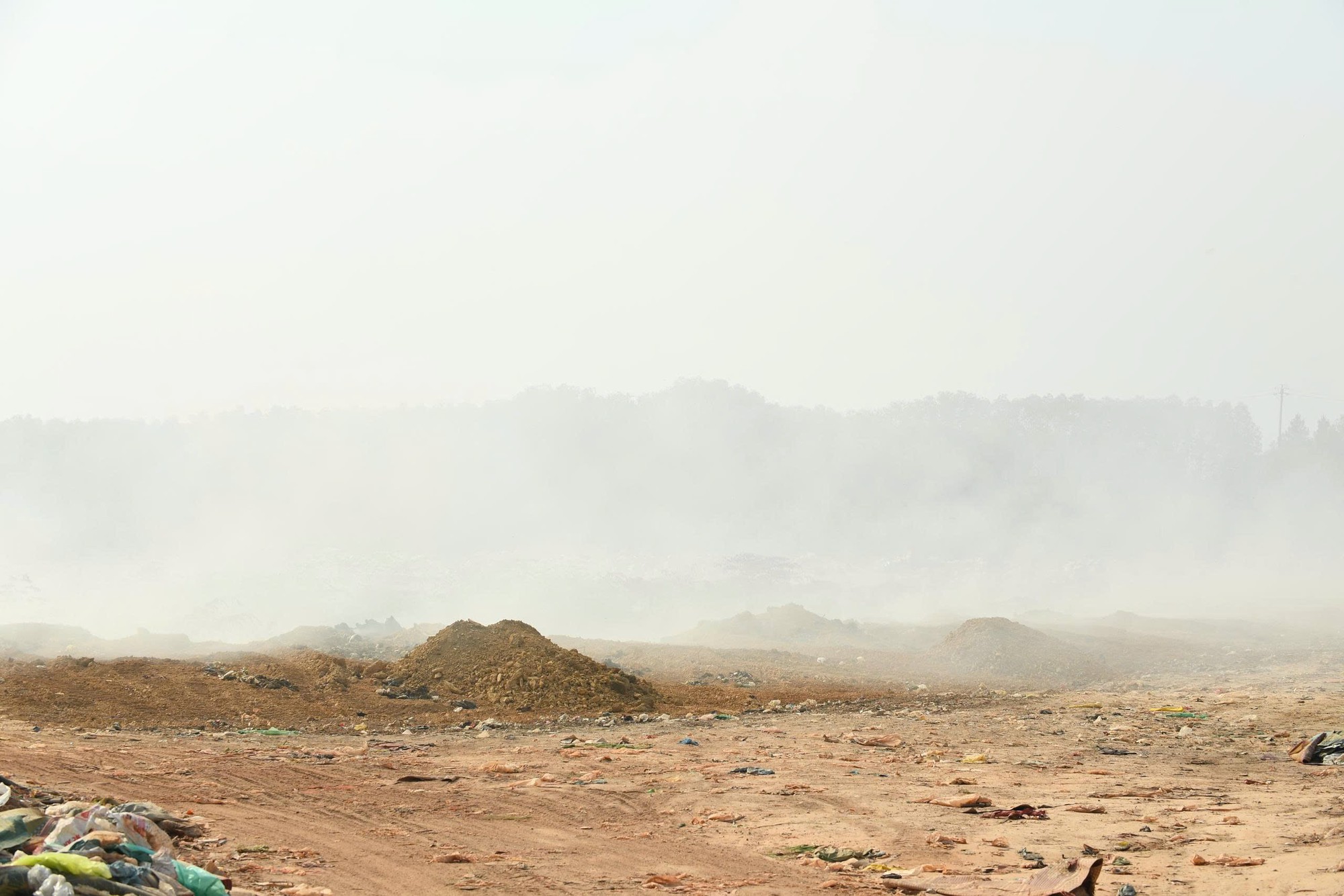 Tạm dừng nhận rác để xử lý sự cố cháy bãi rác âm ỉ nhiều ngày- Ảnh 2. Tạm dừng nhận rác để xử lý sự cố cháy bãi rác âm ỉ nhiều ngày- Ảnh 2.