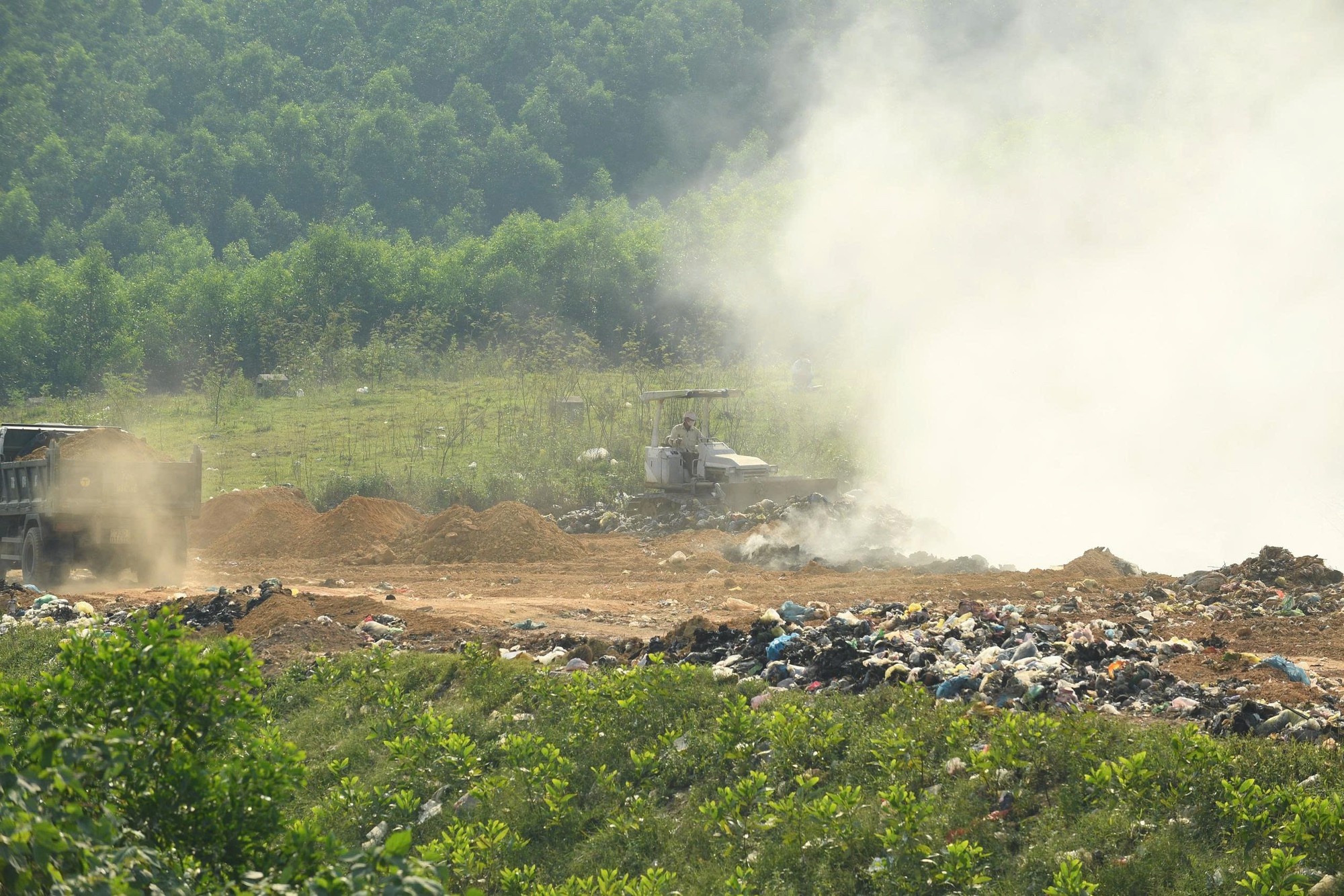 Tạm dừng nhận rác để xử lý sự cố cháy bãi rác âm ỉ nhiều ngày- Ảnh 3. Tạm dừng nhận rác để xử lý sự cố cháy bãi rác âm ỉ nhiều ngày- Ảnh 3.