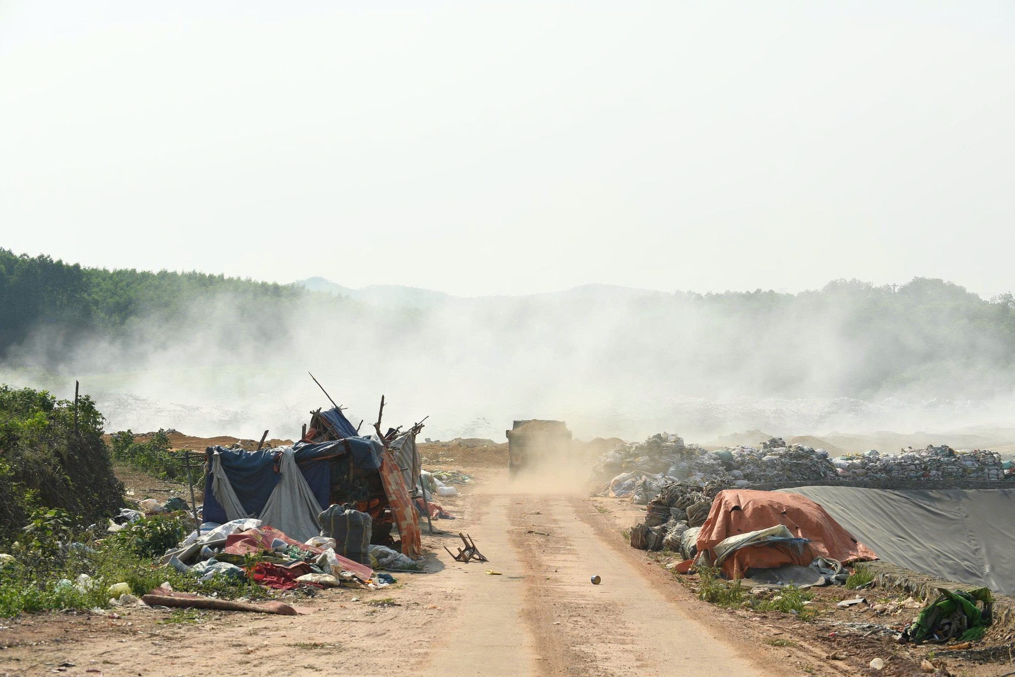 Tạm dừng nhận rác để xử lý sự cố cháy bãi rác âm ỉ nhiều ngày- Ảnh 4. Tạm dừng nhận rác để xử lý sự cố cháy bãi rác âm ỉ nhiều ngày- Ảnh 4.