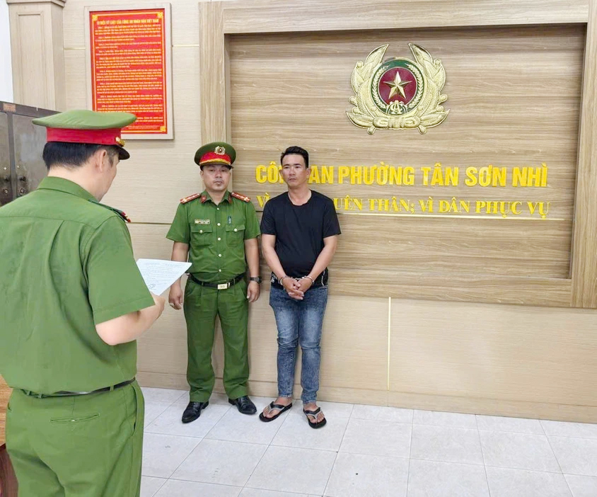 Bắt tạm giam 5 đối tượng do mâu thuẫn với nữ nhân viên, khách và bảo vệ quán bia- Ảnh 2.