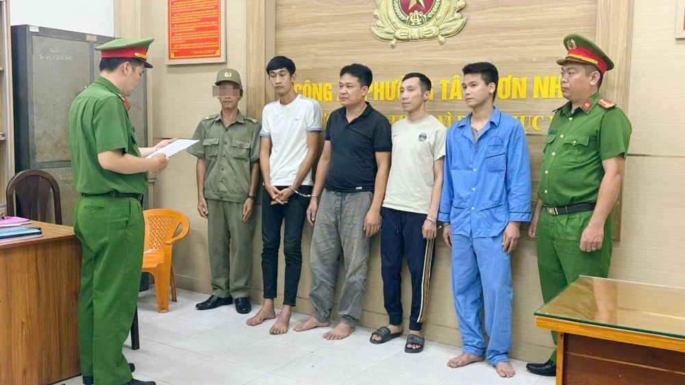 Bắt tạm giam 5 đối tượng do mâu thuẫn với nữ nhân viên, khách và bảo vệ quán bia- Ảnh 1.