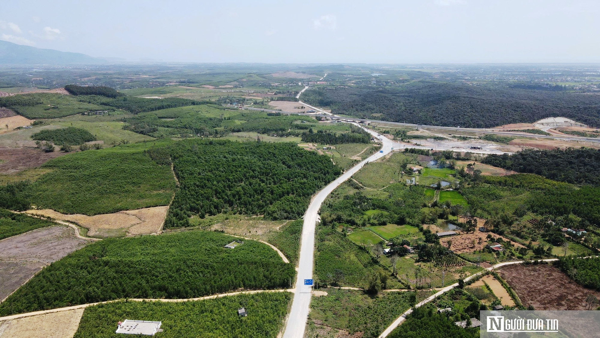 Dân khổ sở vì đường hư hỏng, bụi phủ trắng xóa như sương mù - Ảnh 1.