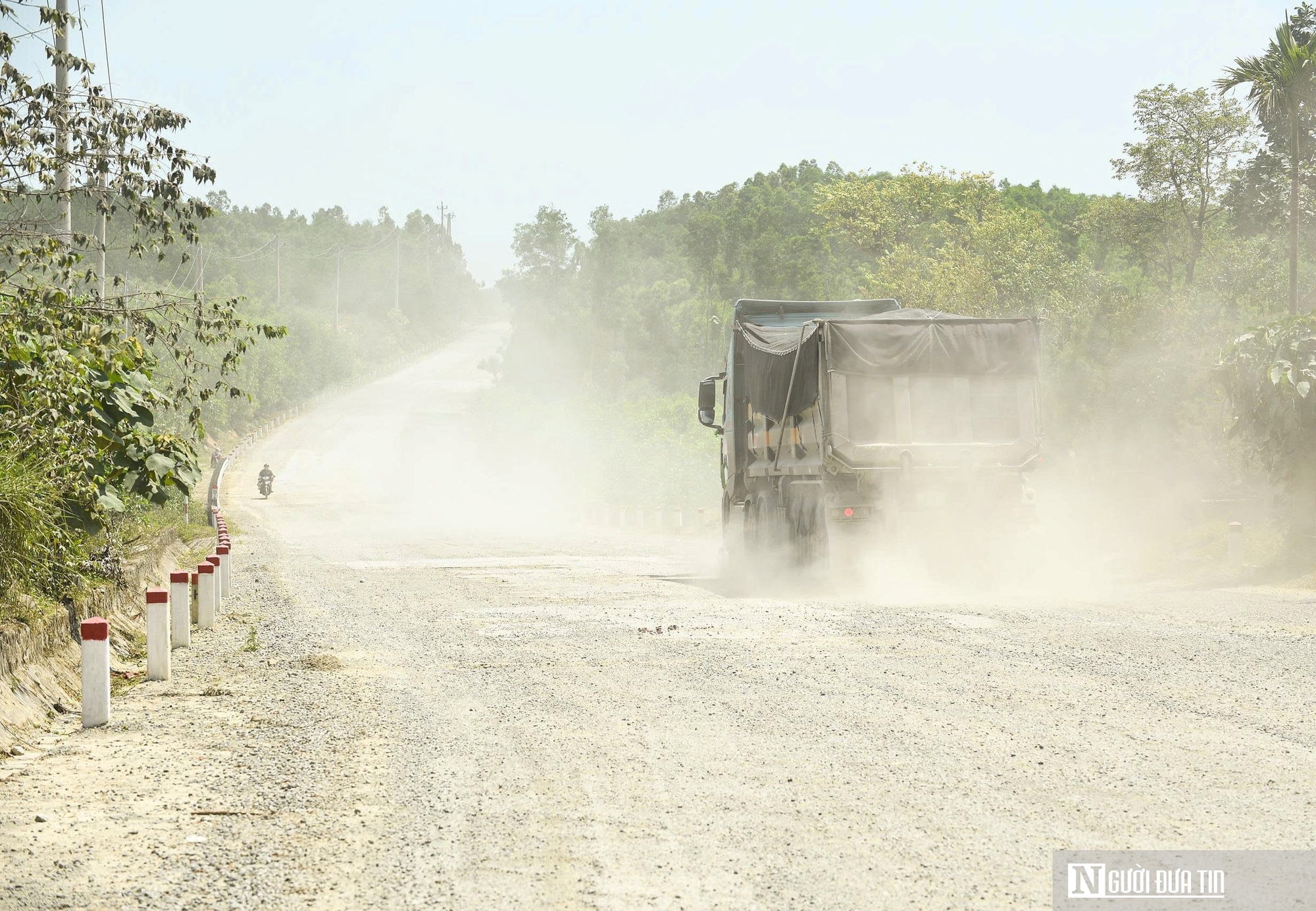 Dân khổ sở vì đường hư hỏng, bụi phủ trắng xóa như sương mù - Ảnh 3.