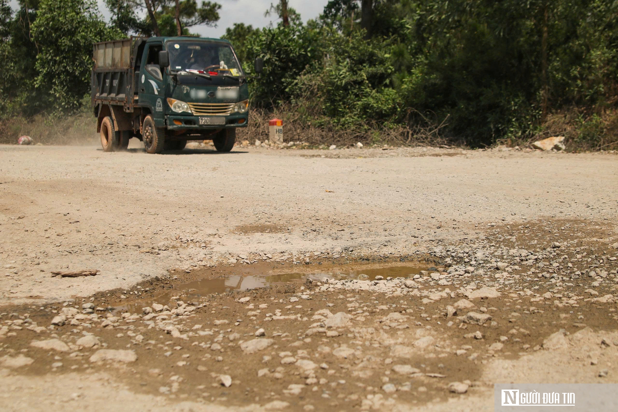 Dân khổ sở vì đường hư hỏng, bụi phủ trắng xóa như sương mù - Ảnh 4.