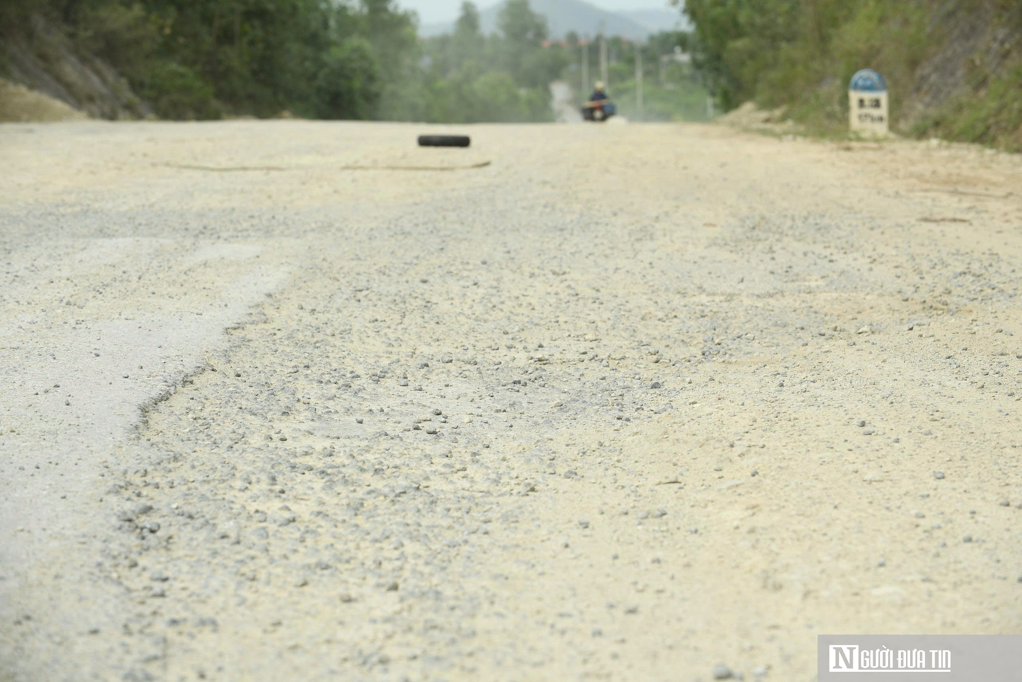 Dân khổ sở vì đường hư hỏng, bụi phủ trắng xóa như sương mù - Ảnh 8.