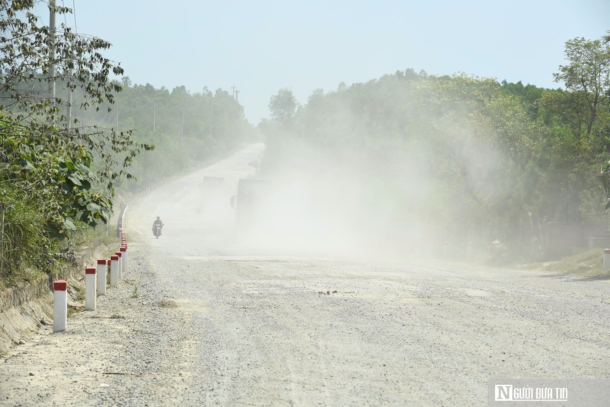 Dân khổ sở vì đường hư hỏng, bụi phủ trắng xóa như sương mù - Ảnh 10.