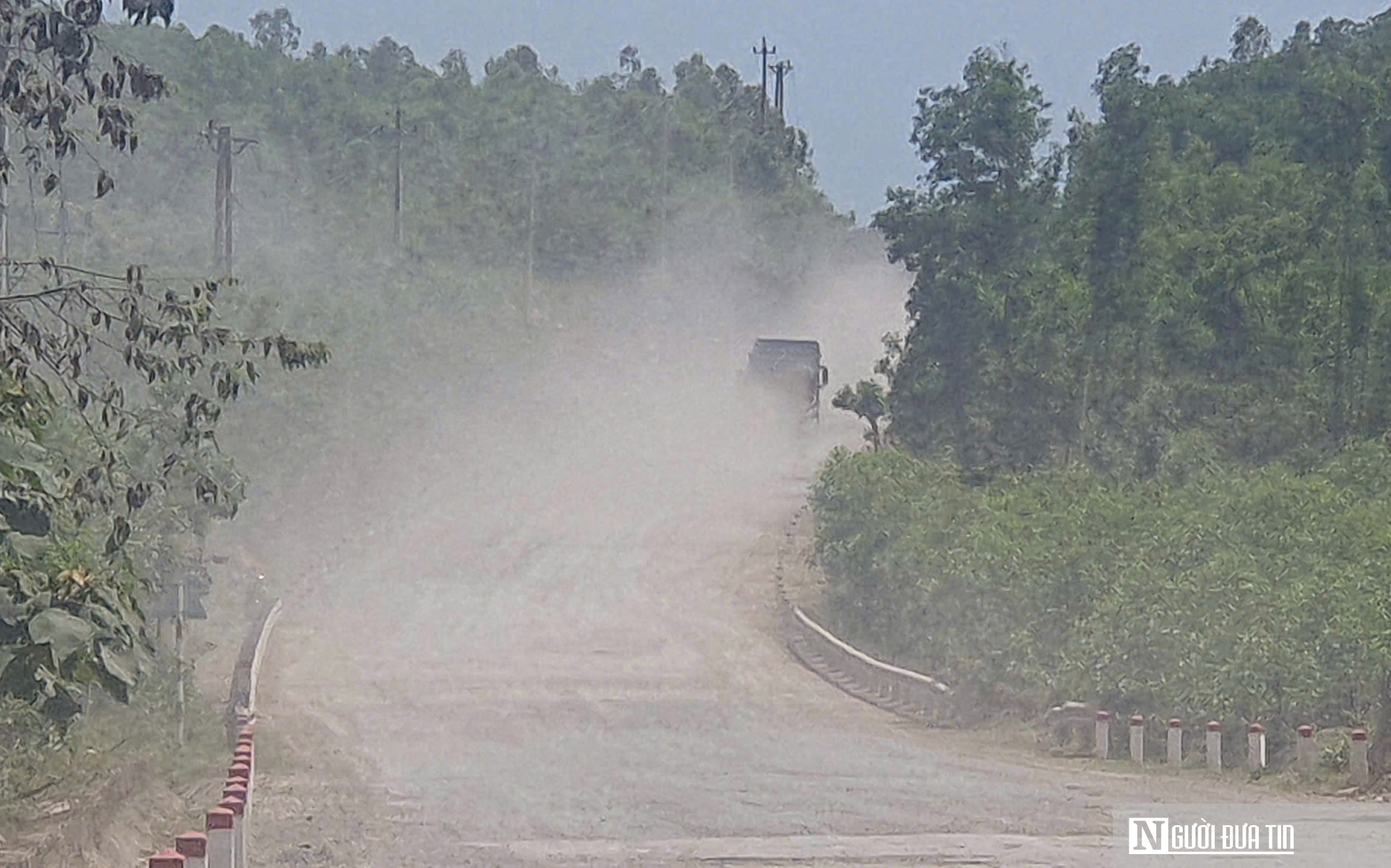 Dân khổ sở vì đường hư hỏng, bụi phủ trắng xóa như sương mù - Ảnh 5.