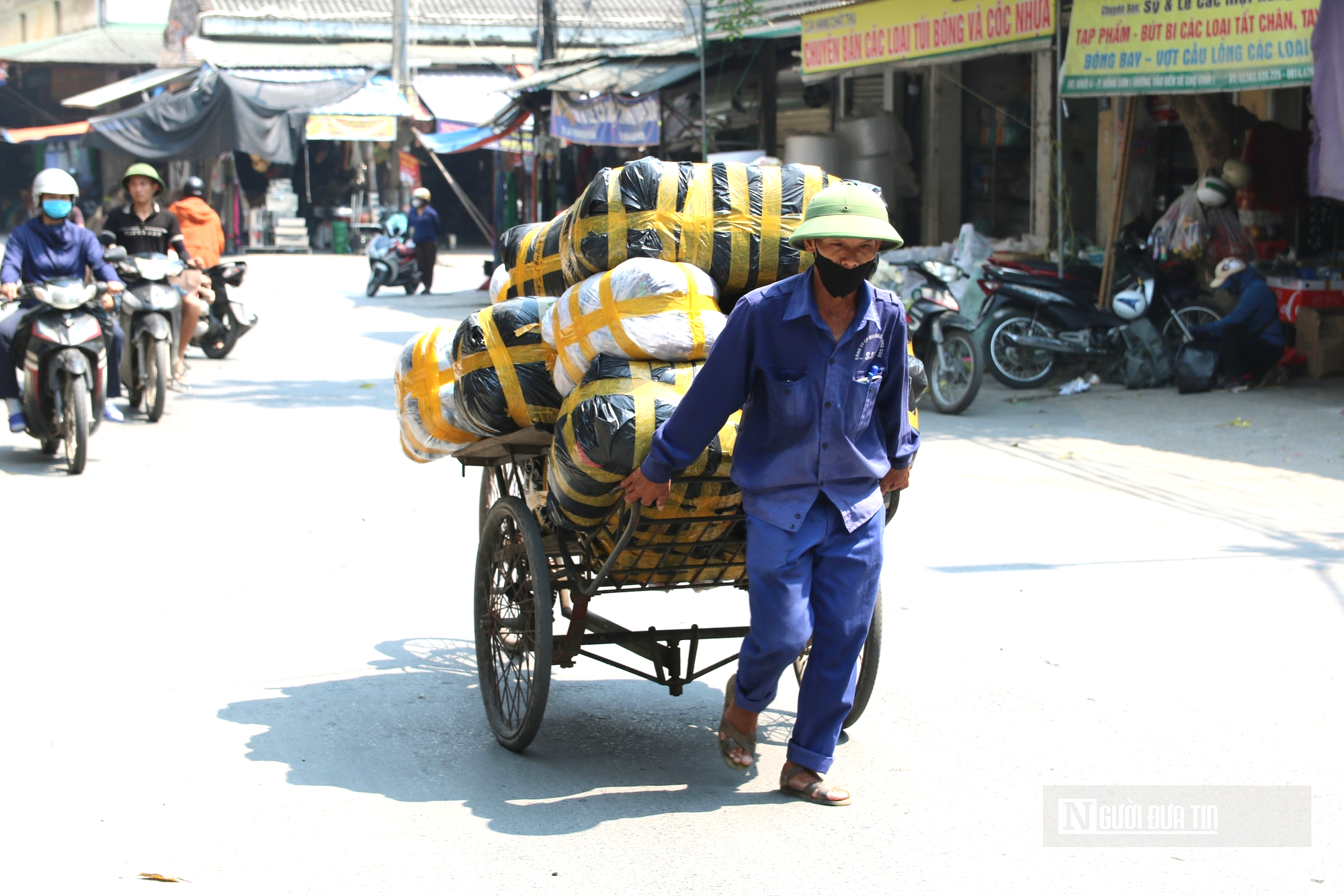 Người dân oằn mình mưu sinh giữa cái nắng đầu mùa gần 40 độ C- Ảnh 5. Người dân oằn mình mưu sinh giữa cái nắng đầu mùa gần 40 độ C- Ảnh 5.