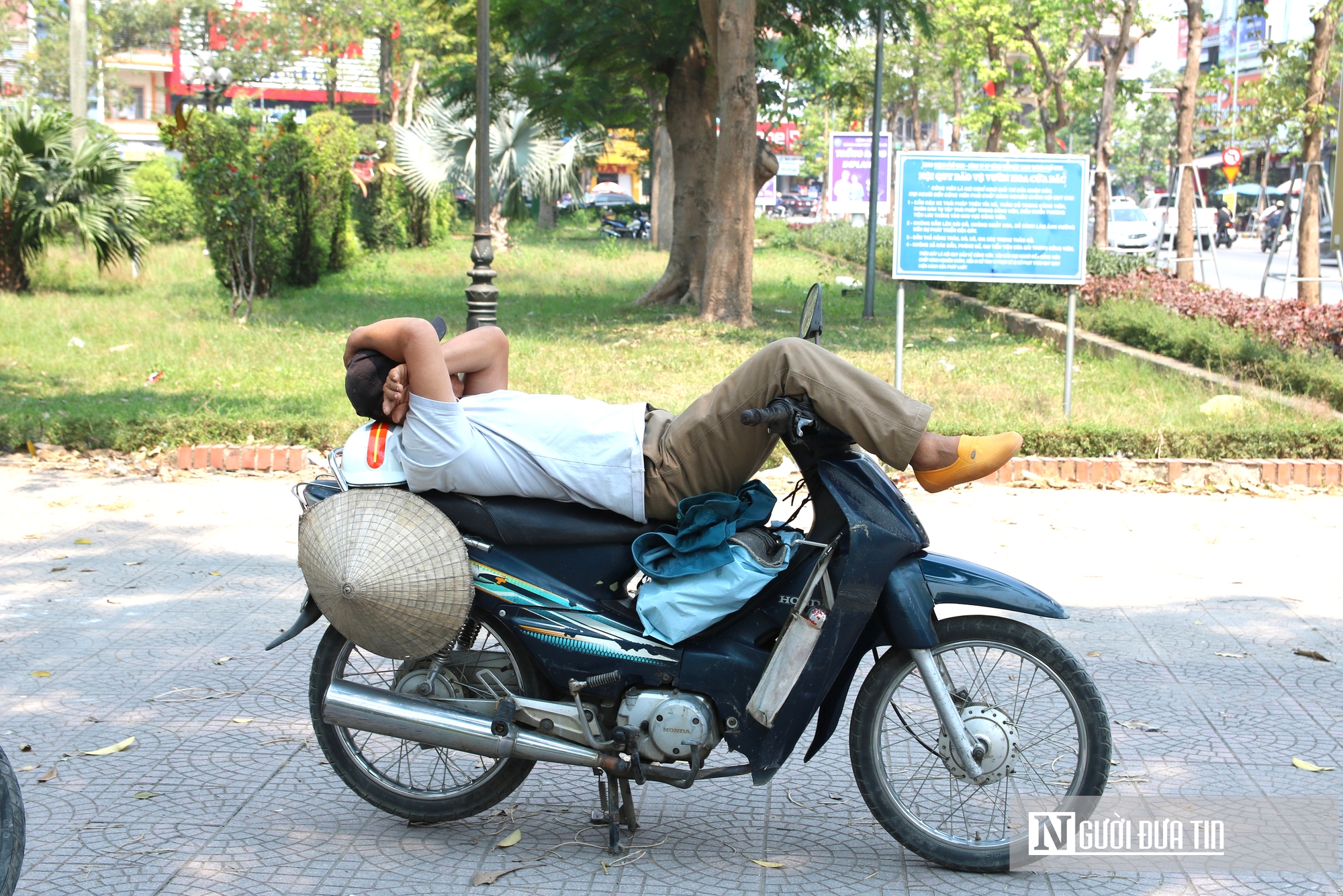 Người dân oằn mình mưu sinh giữa cái nắng đầu mùa gần 40 độ C- Ảnh 12. Người dân oằn mình mưu sinh giữa cái nắng đầu mùa gần 40 độ C- Ảnh 12.