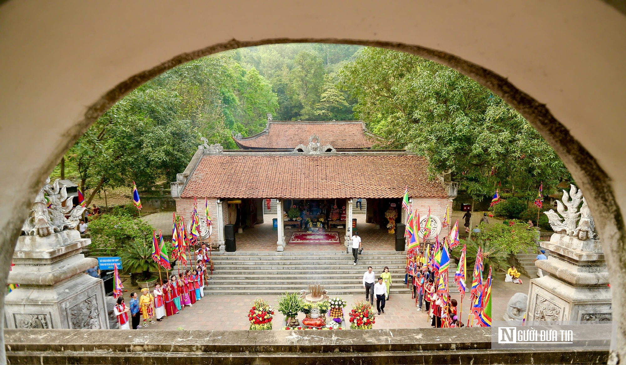 D&ograve;ng người đổ về Đền B&agrave; Triệu giữa nắng n&oacute;ng, tưởng nhớ nữ anh h&ugrave;ng d&acirc;n tộc- Ảnh 1.