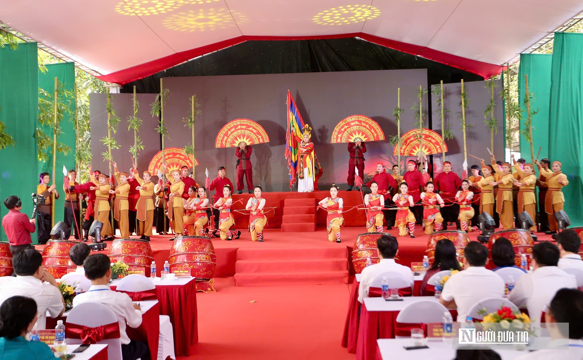 D&ograve;ng người đổ về Đền B&agrave; Triệu giữa nắng n&oacute;ng, tưởng nhớ nữ anh h&ugrave;ng d&acirc;n tộc- Ảnh 2.