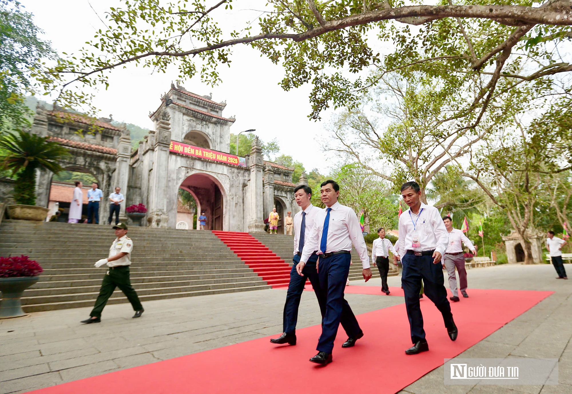 D&ograve;ng người đổ về Đền B&agrave; Triệu giữa nắng n&oacute;ng, tưởng nhớ nữ anh h&ugrave;ng d&acirc;n tộc- Ảnh 3.