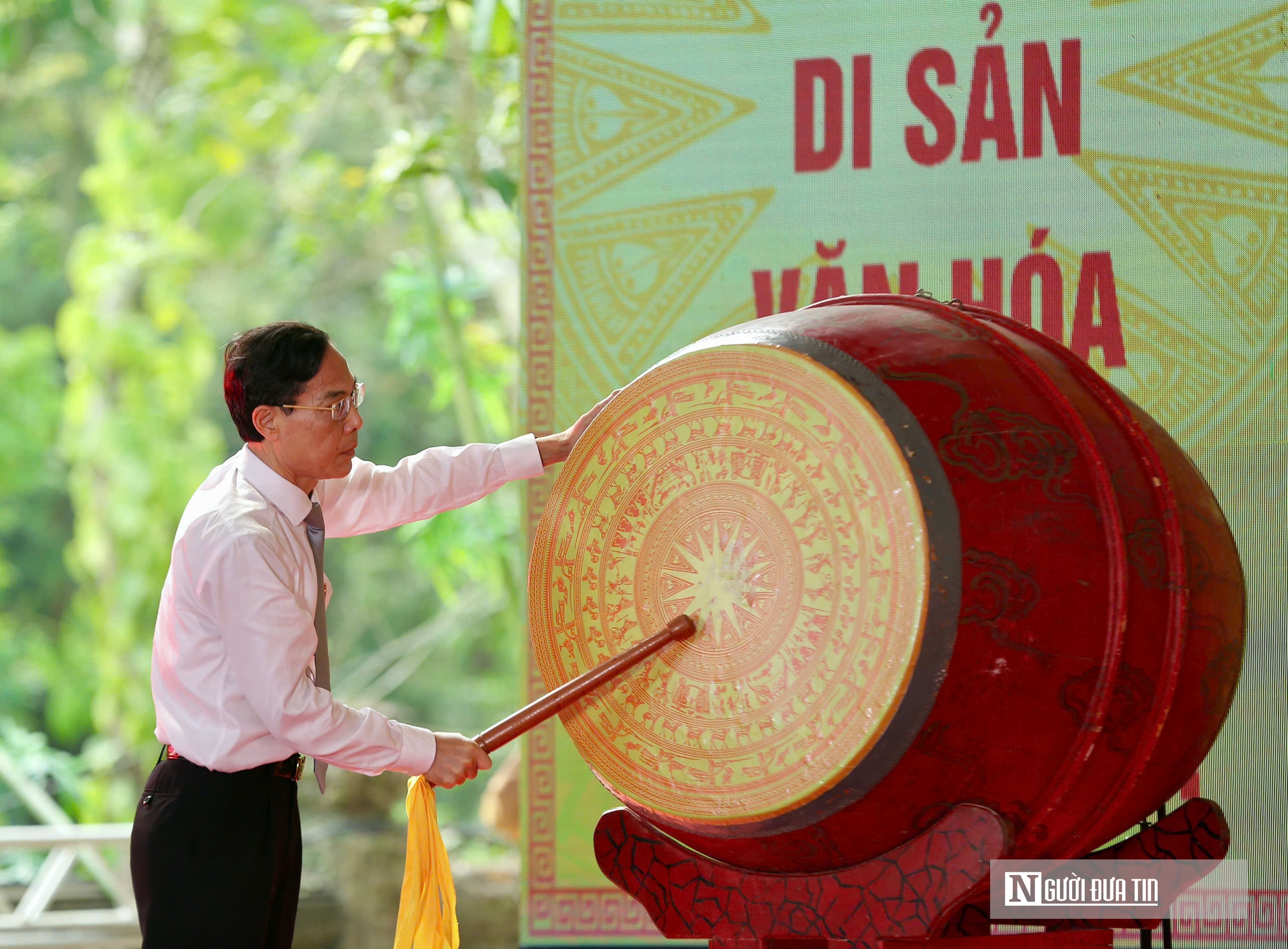D&ograve;ng người đổ về Đền B&agrave; Triệu giữa nắng n&oacute;ng, tưởng nhớ nữ anh h&ugrave;ng d&acirc;n tộc- Ảnh 4.