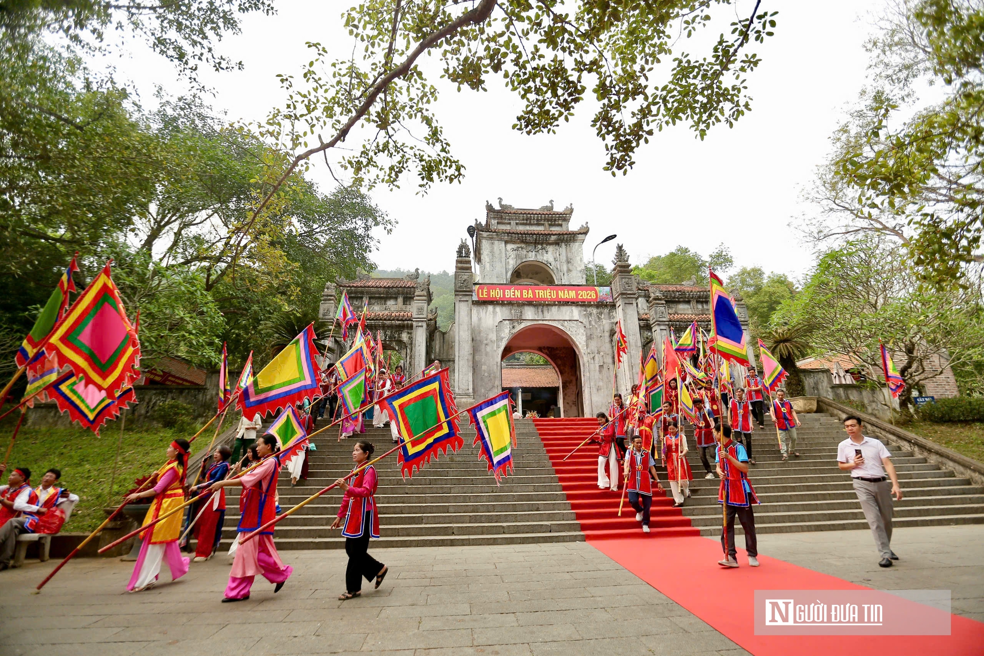 D&ograve;ng người đổ về Đền B&agrave; Triệu giữa nắng n&oacute;ng, tưởng nhớ nữ anh h&ugrave;ng d&acirc;n tộc- Ảnh 5.