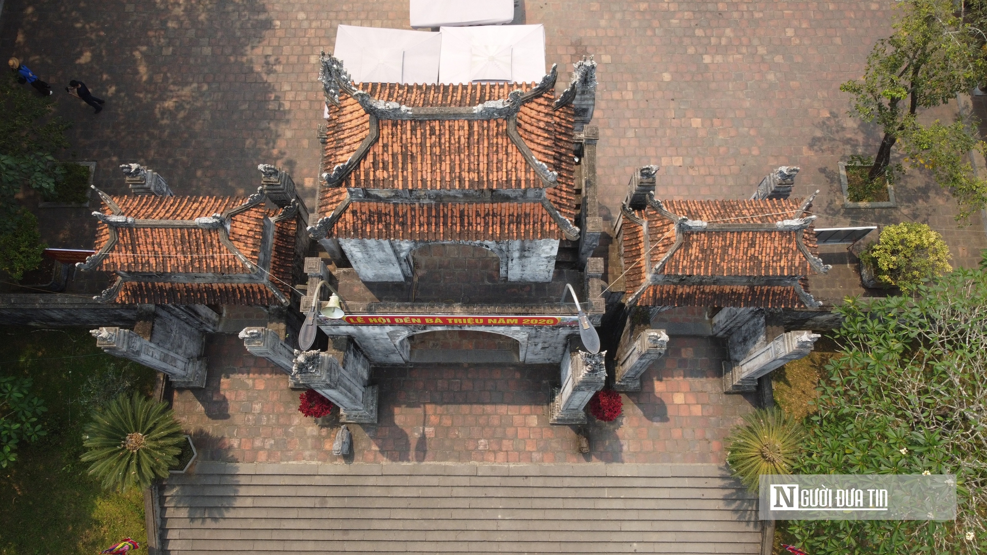 D&ograve;ng người đổ về Đền B&agrave; Triệu giữa nắng n&oacute;ng, tưởng nhớ nữ anh h&ugrave;ng d&acirc;n tộc- Ảnh 7.