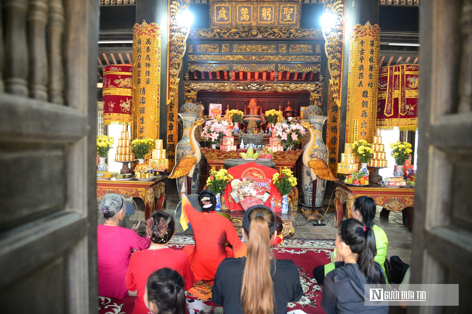 D&ograve;ng người đổ về Đền B&agrave; Triệu giữa nắng n&oacute;ng, tưởng nhớ nữ anh h&ugrave;ng d&acirc;n tộc- Ảnh 8.