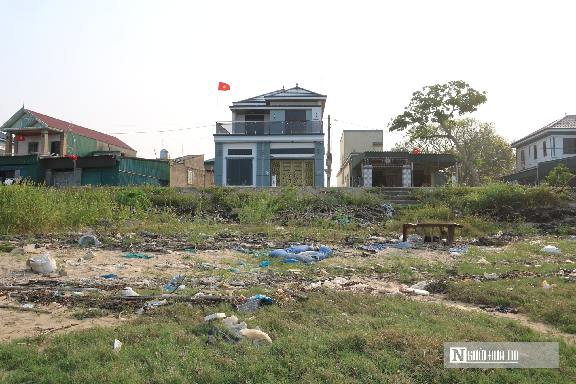 Cận cảnh cánh rừng bần nguyên sinh ngập ngụa trong lượng rác khổng lồ- Ảnh 8. Cận cảnh cánh rừng bần nguyên sinh ngập ngụa trong lượng rác khổng lồ- Ảnh 8.