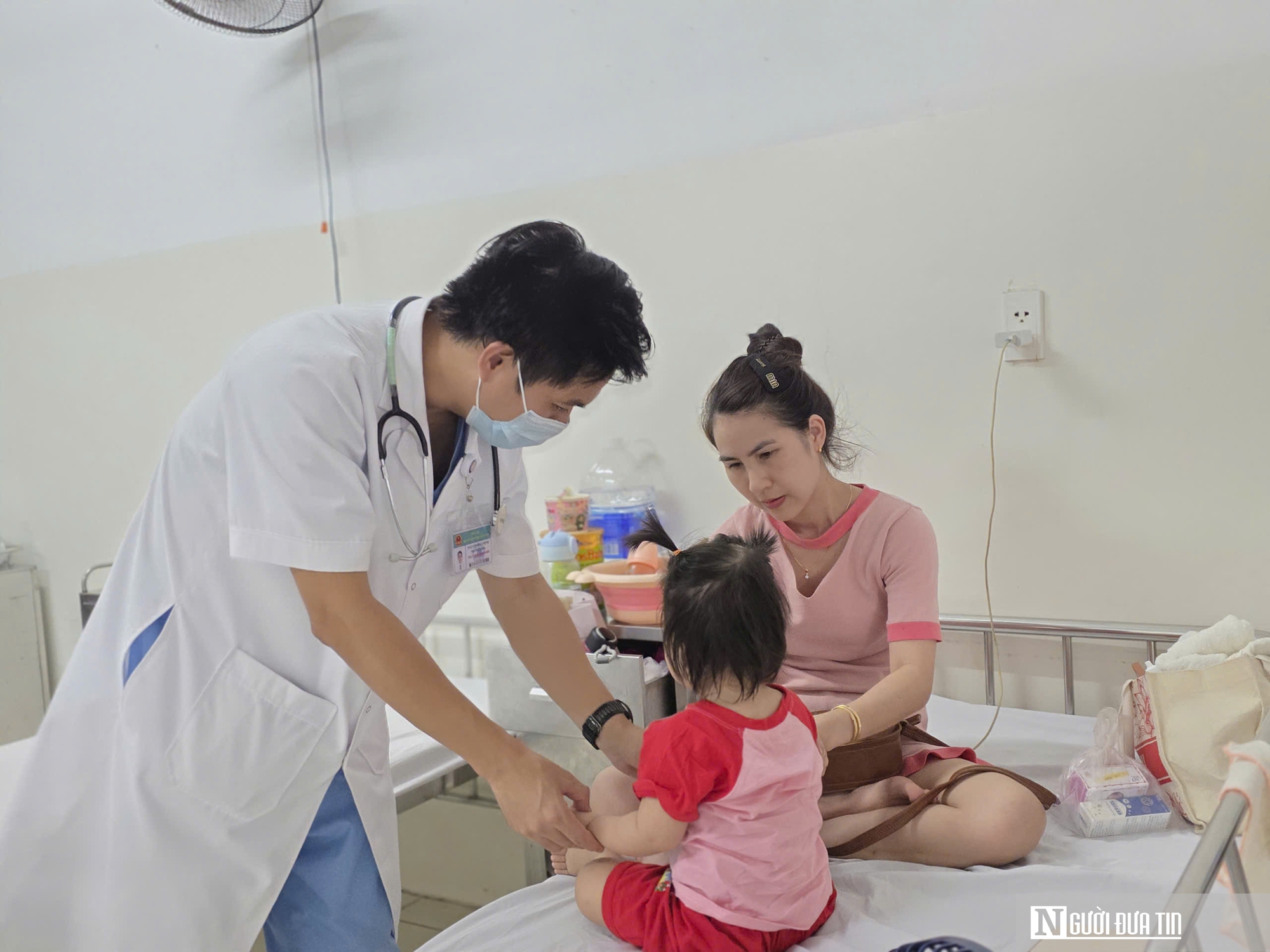 Tay chân miệng vào mùa, bệnh viện ở Đà Nẵng tiếp nhận hàng trăm ca mỗi ngày - Ảnh 2.