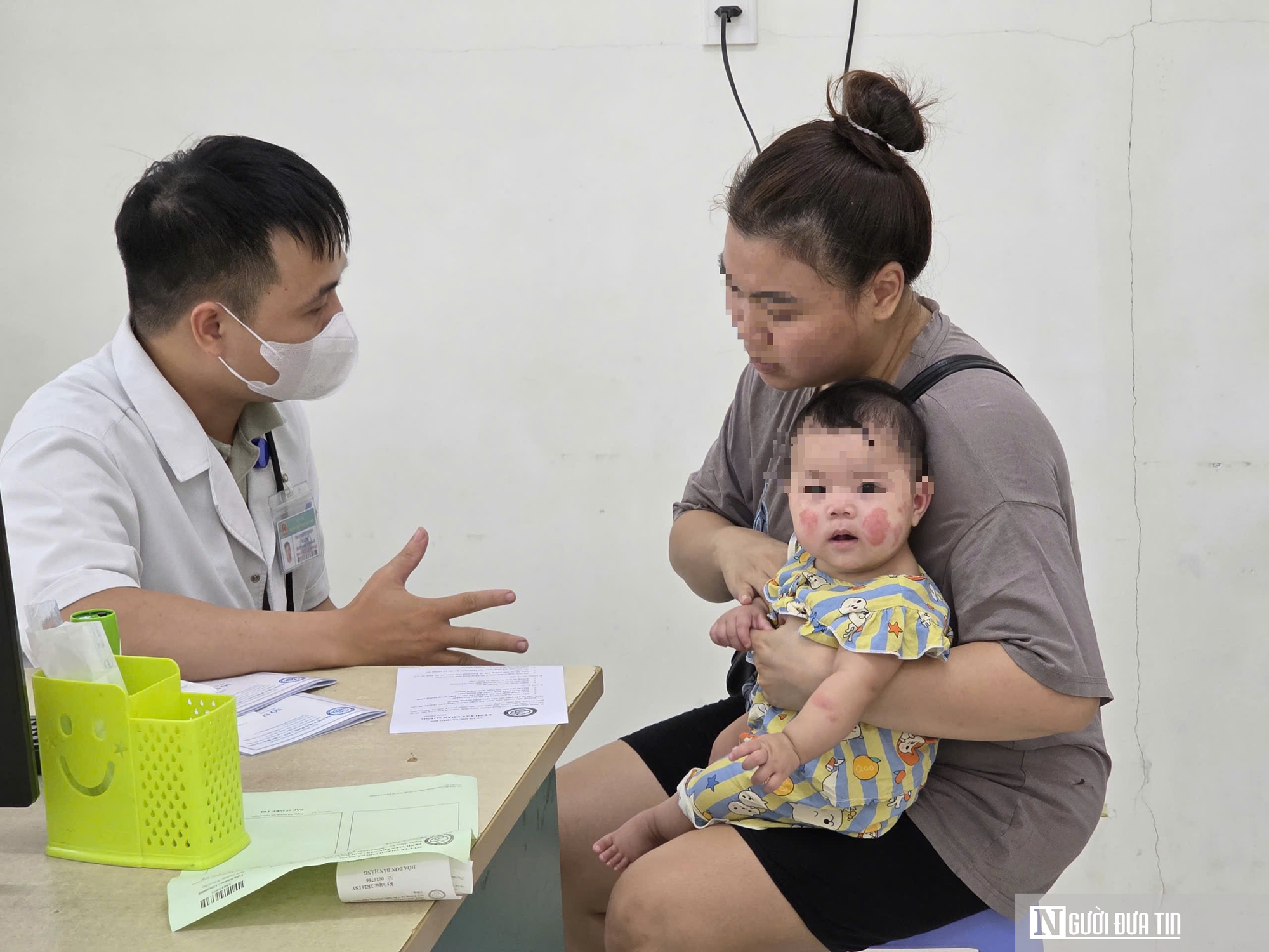 Tay chân miệng vào mùa, bệnh viện ở Đà Nẵng tiếp nhận hàng trăm ca mỗi ngày - Ảnh 1.