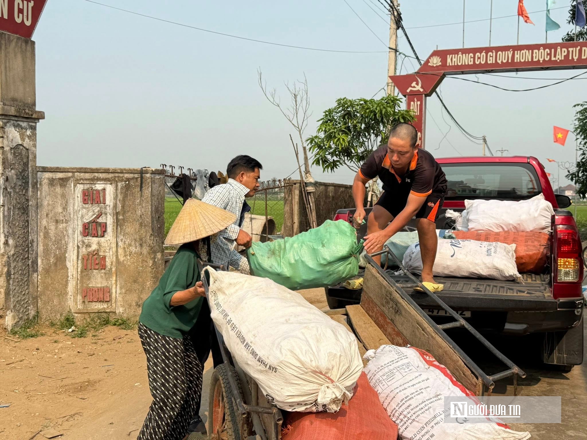 Xót cảnh mẹ nghèo rửa bát, bán khoai nuôi 3 con tâm thần- Ảnh 3.