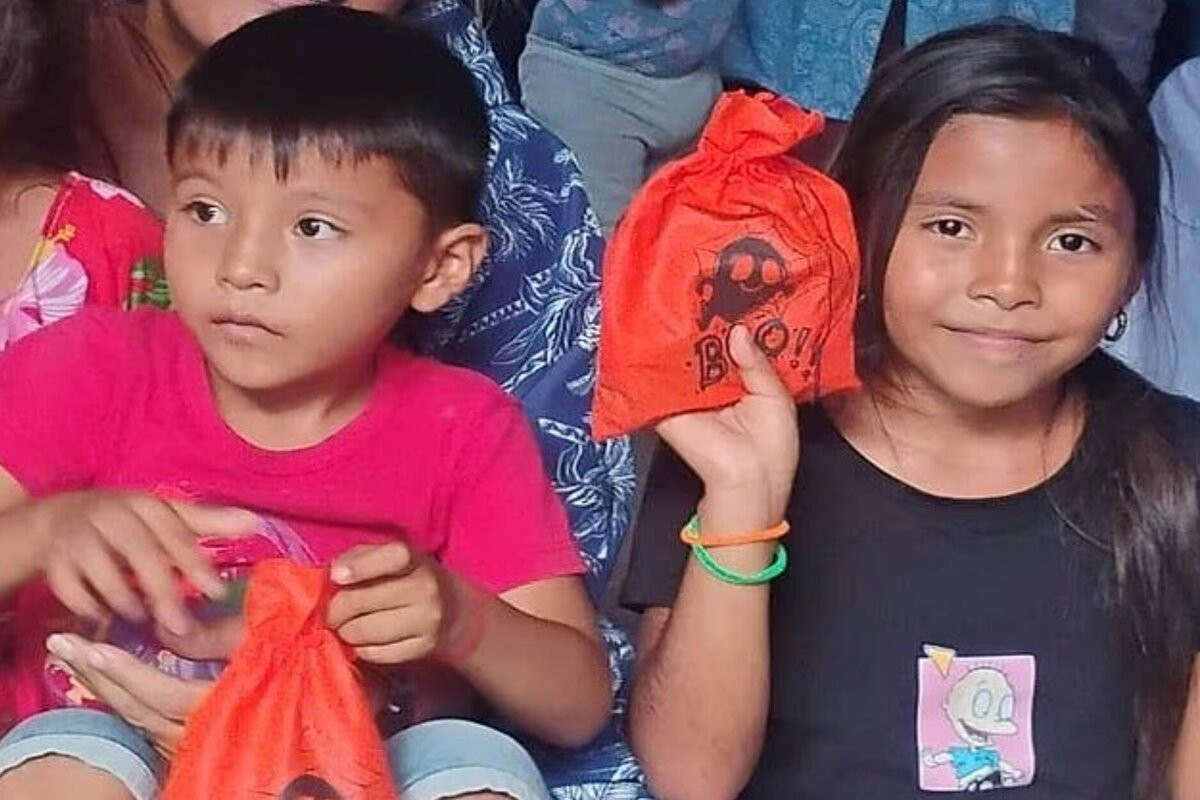 Bố mẹ ra ngoài 20 phút, 2 chị em chơi trốn tìm tử vong trong tủ đông - Ảnh 1.