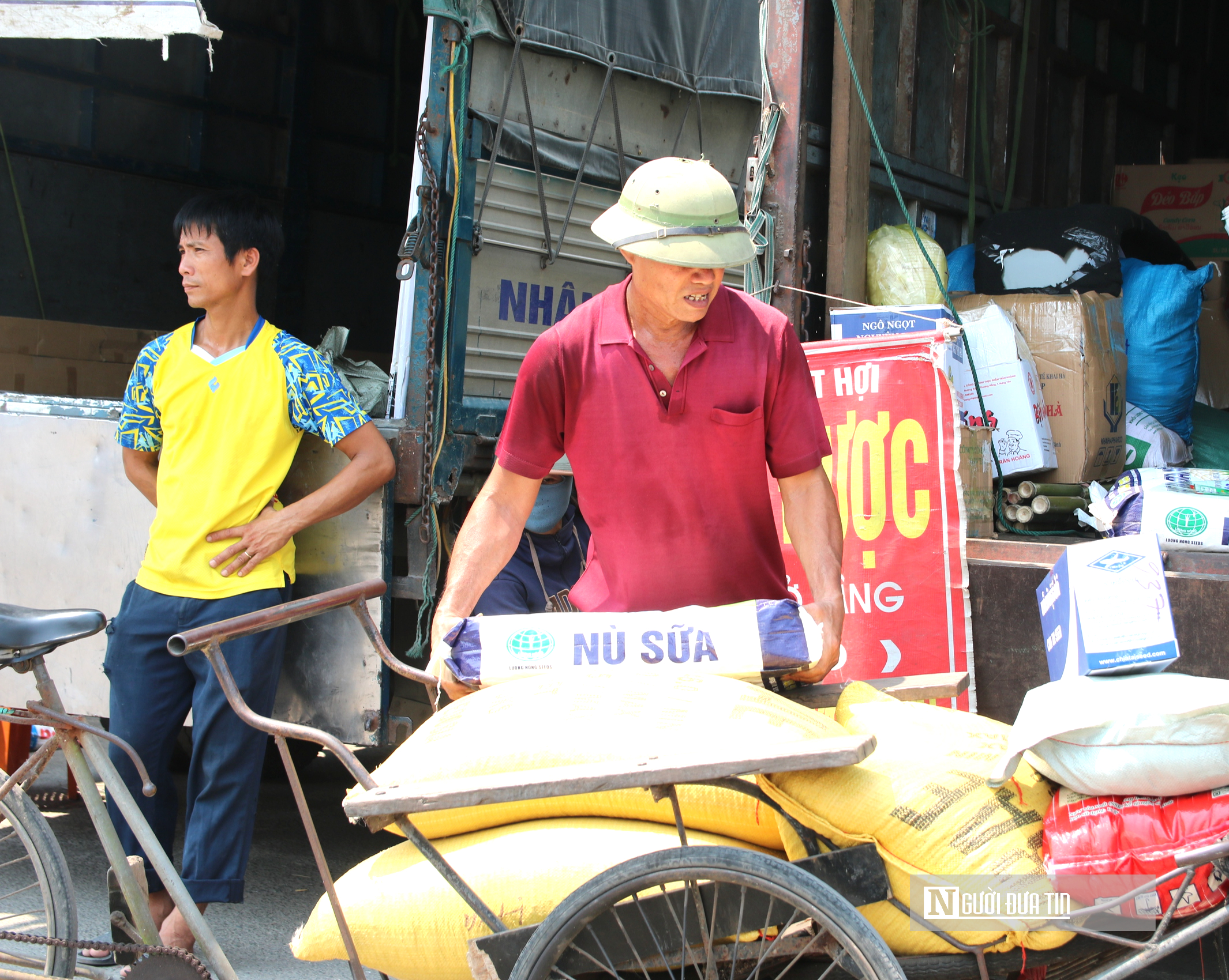 Người dân oằn mình mưu sinh giữa cái nắng đầu mùa gần 40 độ C- Ảnh 4. Người dân oằn mình mưu sinh giữa cái nắng đầu mùa gần 40 độ C- Ảnh 4.