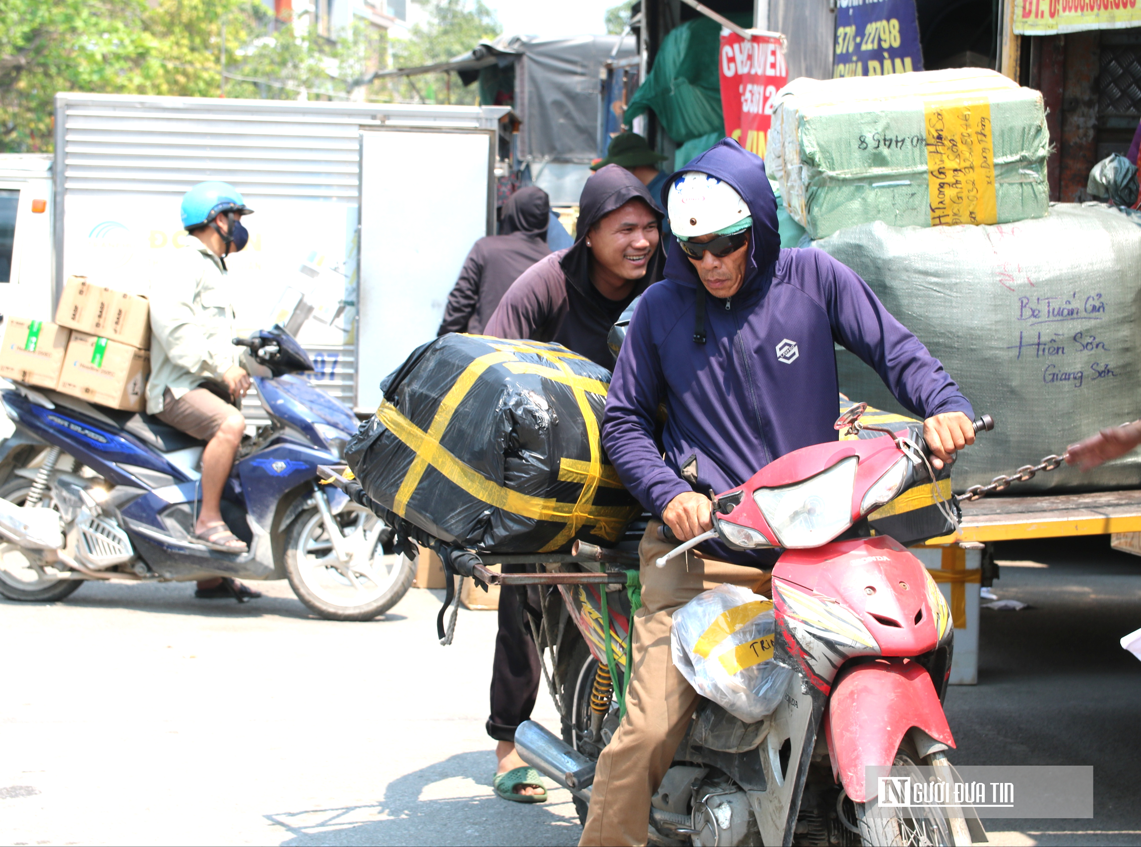 Người dân oằn mình mưu sinh giữa cái nắng đầu mùa gần 40 độ C- Ảnh 3. Người dân oằn mình mưu sinh giữa cái nắng đầu mùa gần 40 độ C- Ảnh 3.