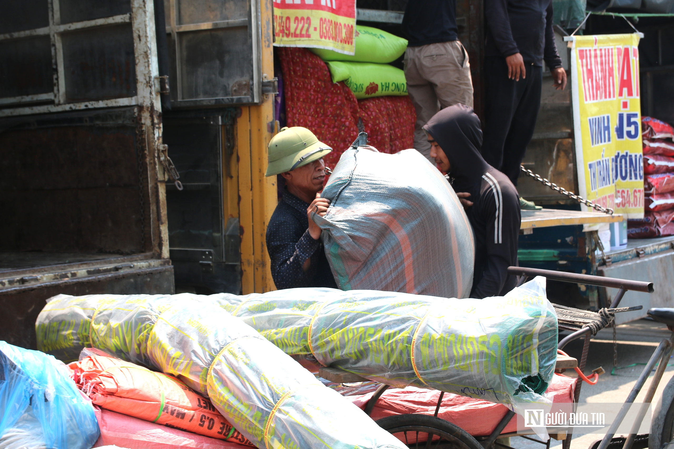 Người dân oằn mình mưu sinh giữa cái nắng đầu mùa gần 40 độ C- Ảnh 6. Người dân oằn mình mưu sinh giữa cái nắng đầu mùa gần 40 độ C- Ảnh 6.