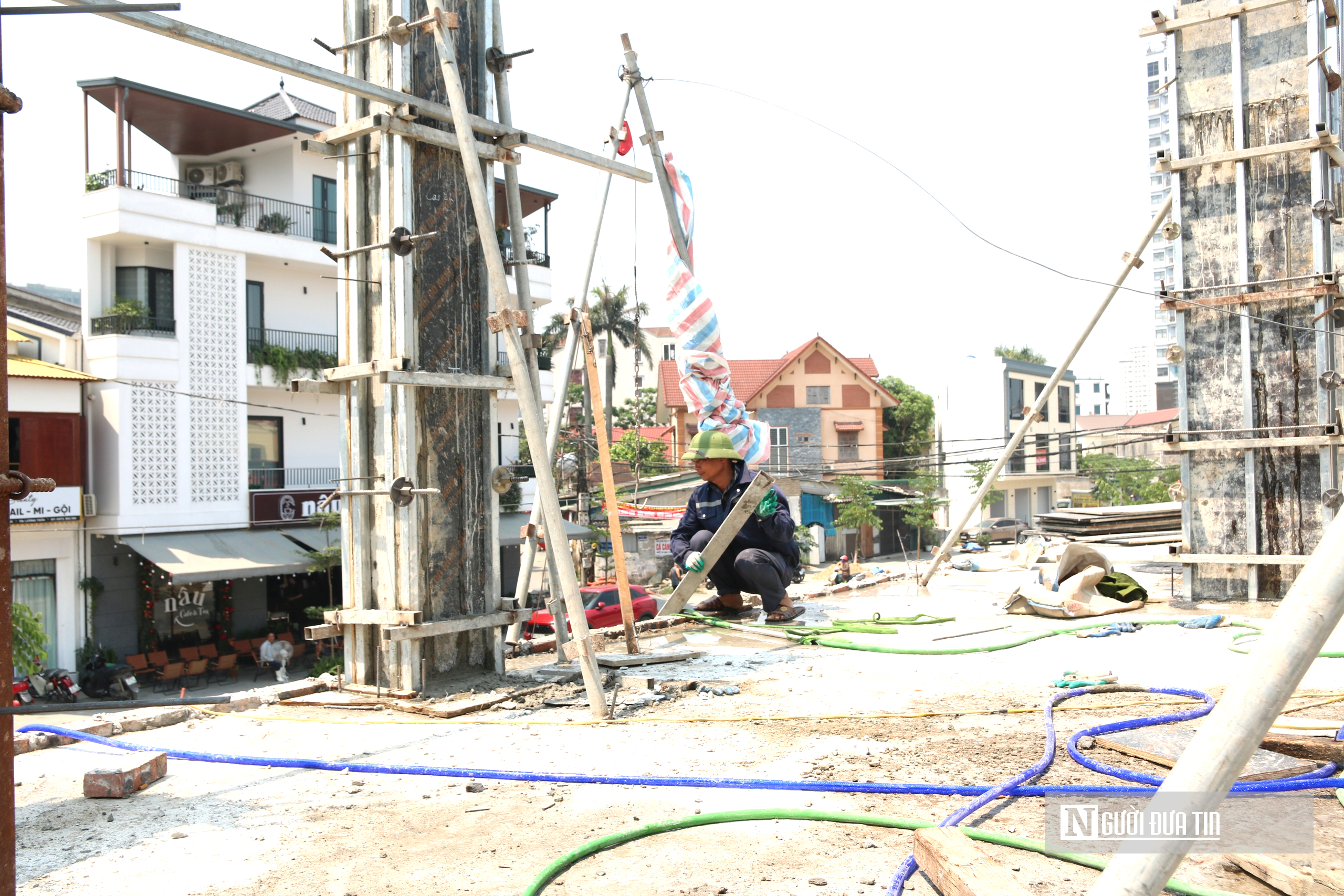 Người dân oằn mình mưu sinh giữa cái nắng đầu mùa gần 40 độ C- Ảnh 8. Người dân oằn mình mưu sinh giữa cái nắng đầu mùa gần 40 độ C- Ảnh 8.