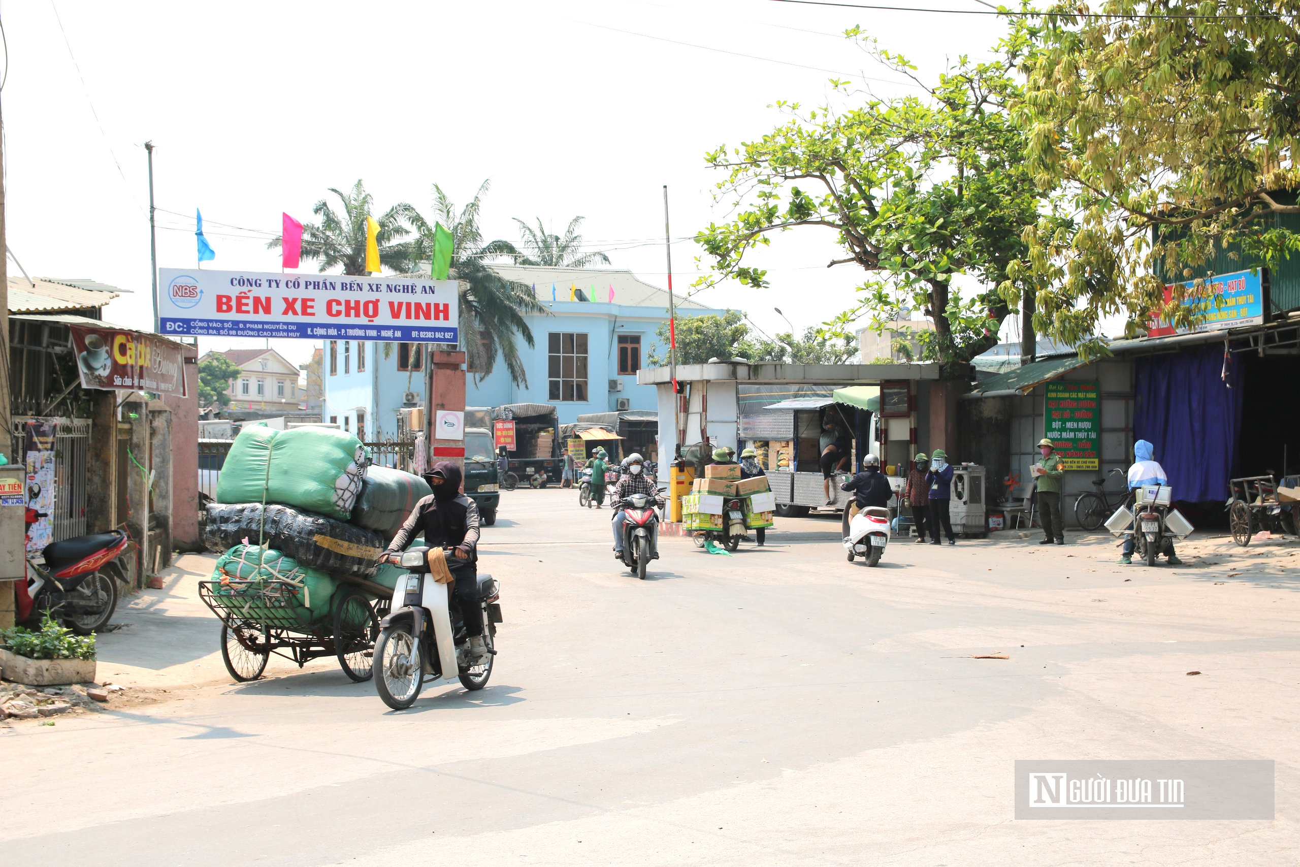 Người dân oằn mình mưu sinh giữa cái nắng đầu mùa gần 40 độ C- Ảnh 2. Người dân oằn mình mưu sinh giữa cái nắng đầu mùa gần 40 độ C- Ảnh 2.