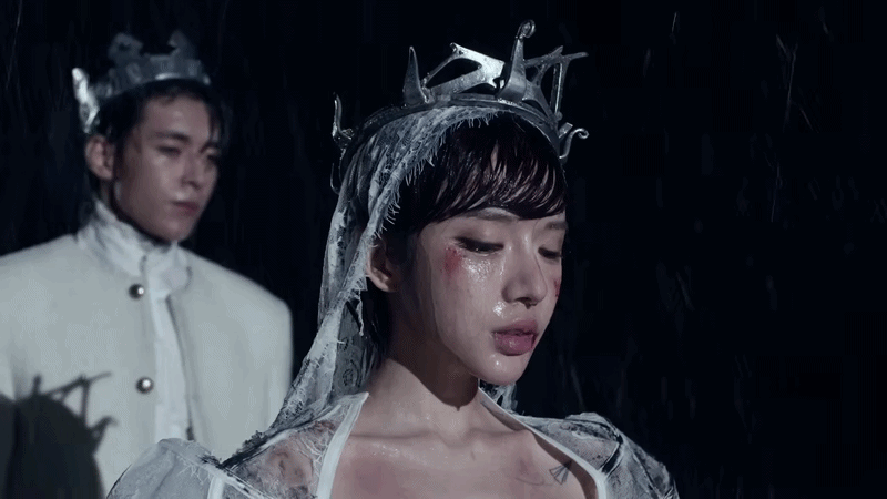 "Mỹ nh&acirc;n c&oacute; v&ograve;ng eo ảo nhất Vbiz" bầm dập trầy trụa g&acirc;y x&ocirc;n xao - Ảnh 7.