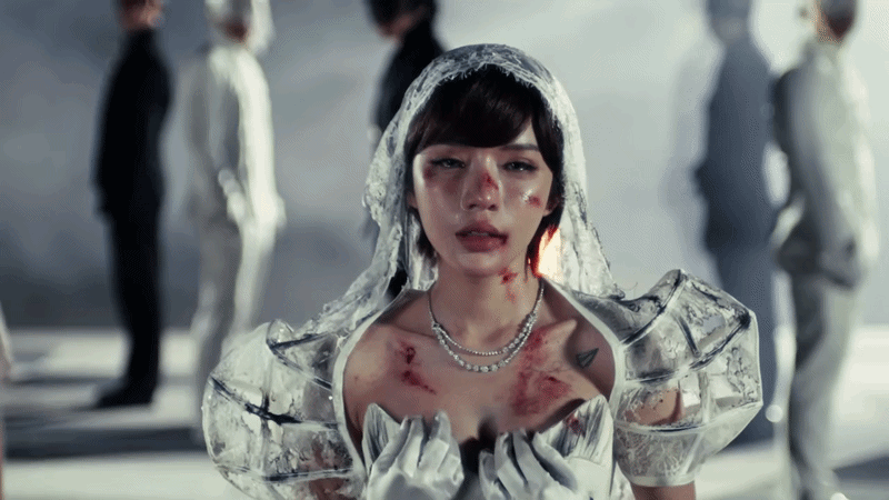 "Mỹ nh&acirc;n c&oacute; v&ograve;ng eo ảo nhất Vbiz" bầm dập trầy trụa g&acirc;y x&ocirc;n xao - Ảnh 6.