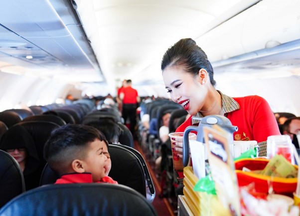 Đằng sau hành động cúi chào của tiếp viên ở cửa máy bay, nhiều người không biết - Ảnh 4.