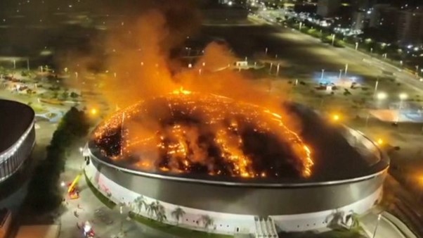 M&aacute;i v&ograve;m s&acirc;n Olympic bị bao tr&ugrave;m bởi biển lửa - Ảnh 2.