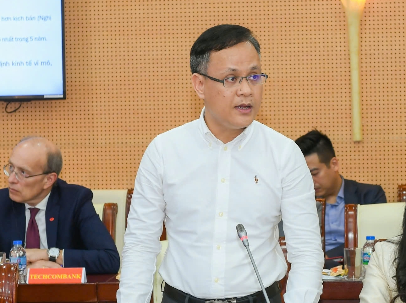 Các ngân hàng cam kết giảm lãi suất sau cuộc họp với Thống đốc Phạm Đức Ấn - Ảnh 1.