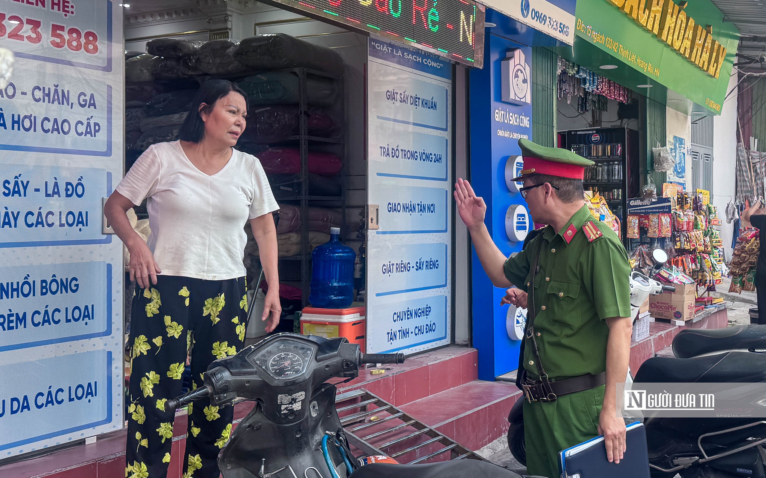 Công an Hà Nội kiên quyết lập lại trật tự đô thị- Ảnh 9. Công an Hà Nội kiên quyết lập lại trật tự đô thị- Ảnh 9.