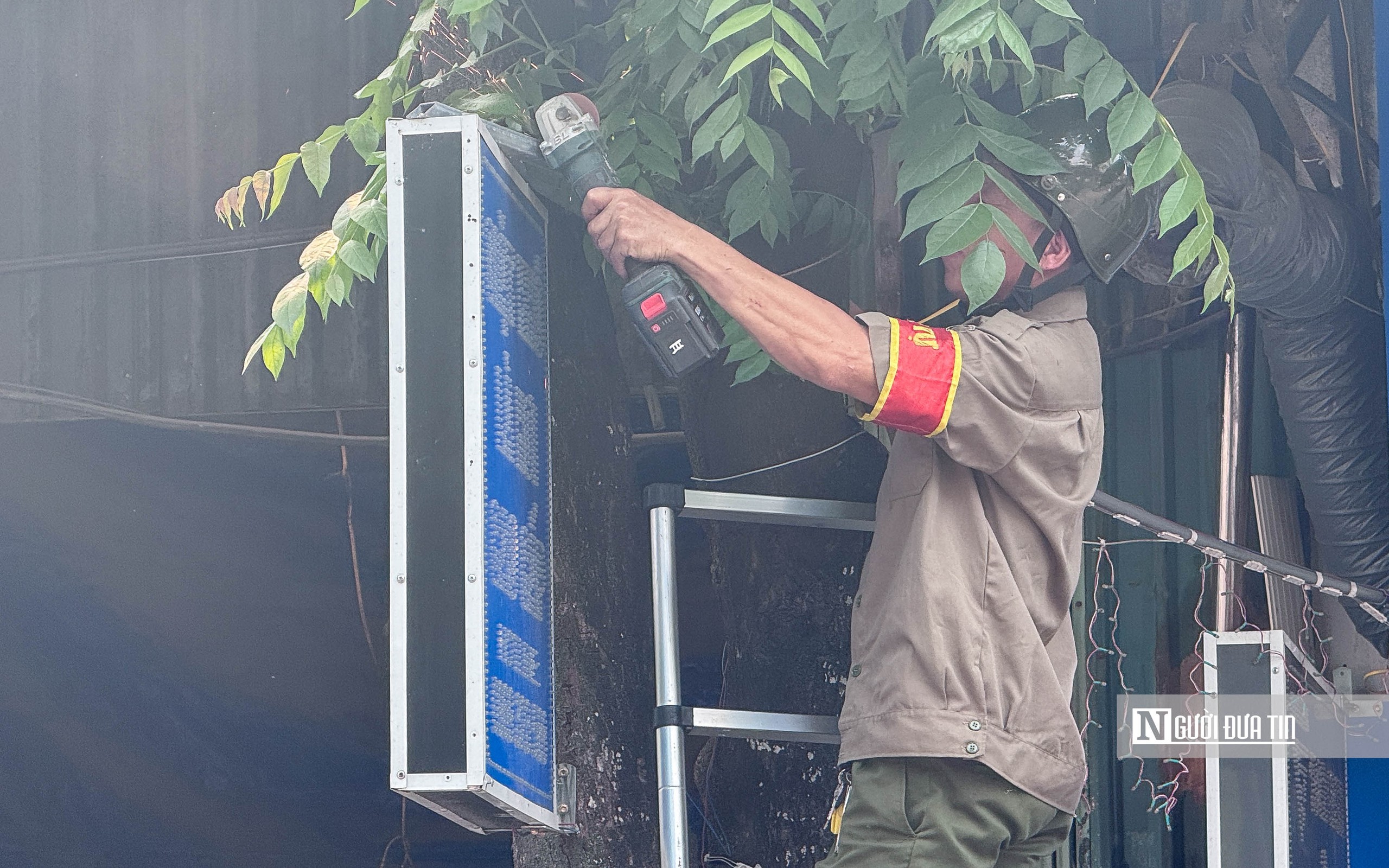 Công an Hà Nội kiên quyết lập lại trật tự đô thị- Ảnh 3. Công an Hà Nội kiên quyết lập lại trật tự đô thị- Ảnh 3.