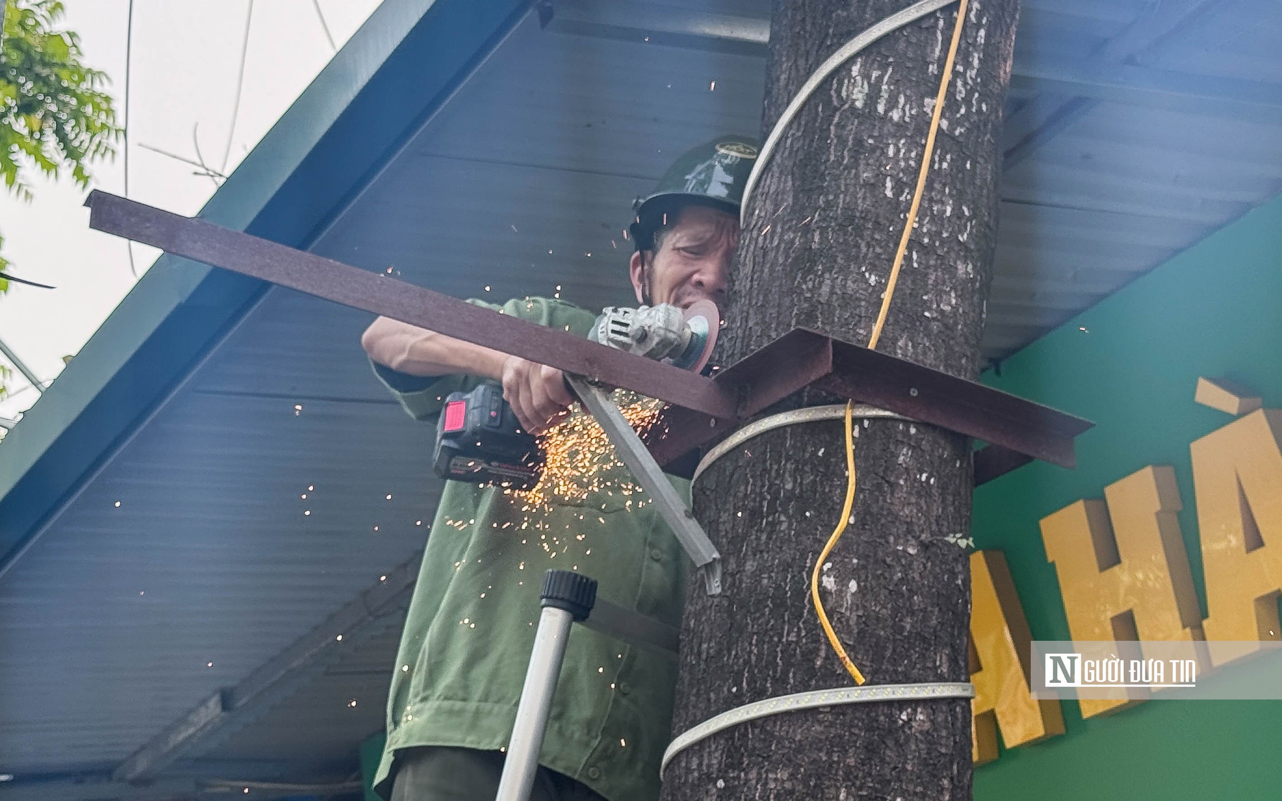 Công an Hà Nội kiên quyết lập lại trật tự đô thị- Ảnh 4. Công an Hà Nội kiên quyết lập lại trật tự đô thị- Ảnh 4.