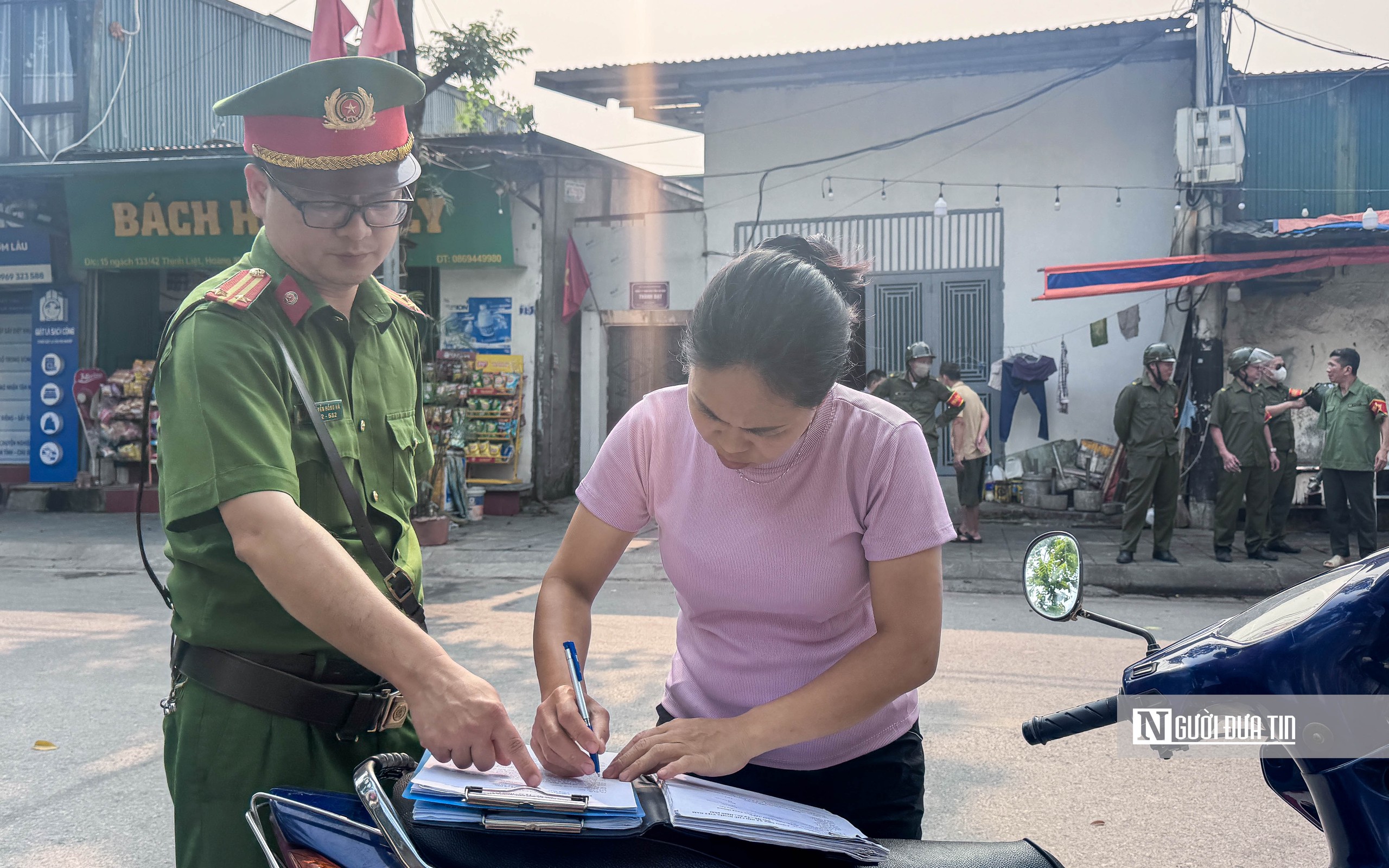 Công an Hà Nội kiên quyết lập lại trật tự đô thị- Ảnh 10. Công an Hà Nội kiên quyết lập lại trật tự đô thị- Ảnh 10.