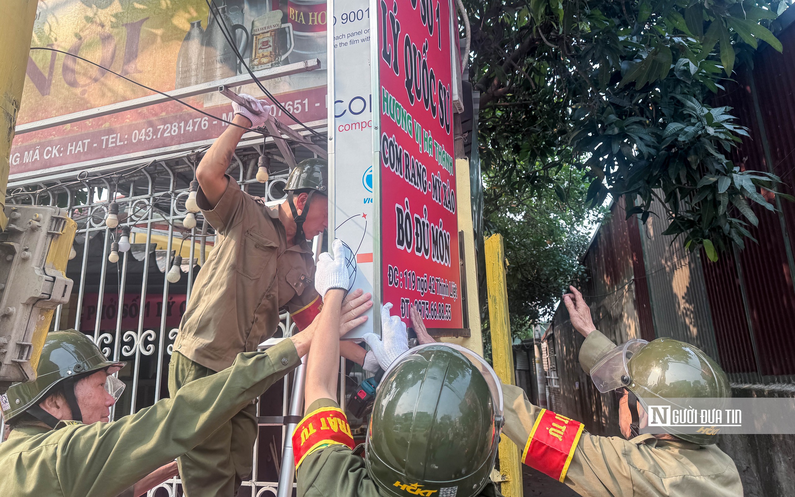 Công an Hà Nội kiên quyết lập lại trật tự đô thị- Ảnh 11. Công an Hà Nội kiên quyết lập lại trật tự đô thị- Ảnh 11.