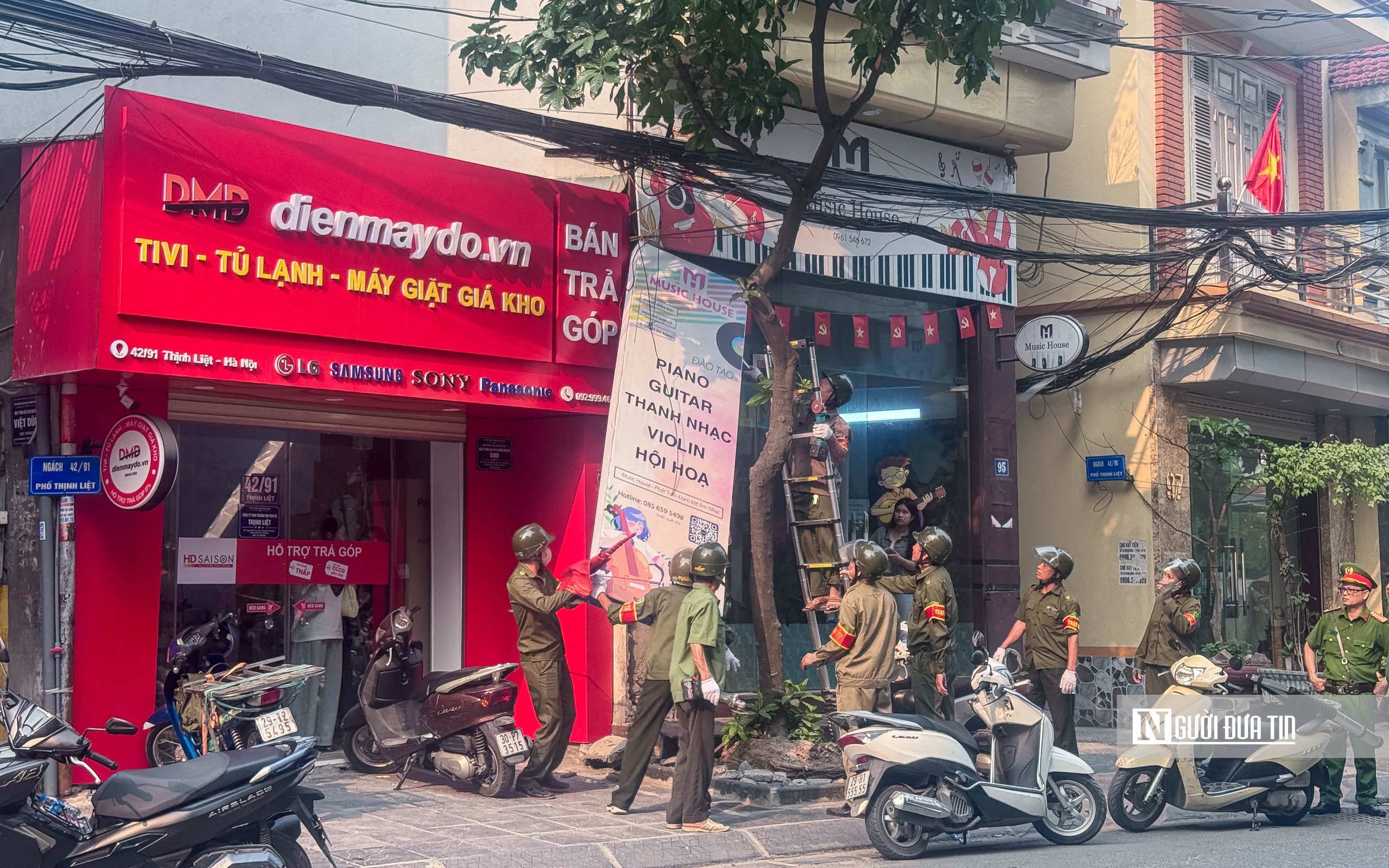 Công an Hà Nội kiên quyết lập lại trật tự đô thị- Ảnh 14. Công an Hà Nội kiên quyết lập lại trật tự đô thị- Ảnh 14.