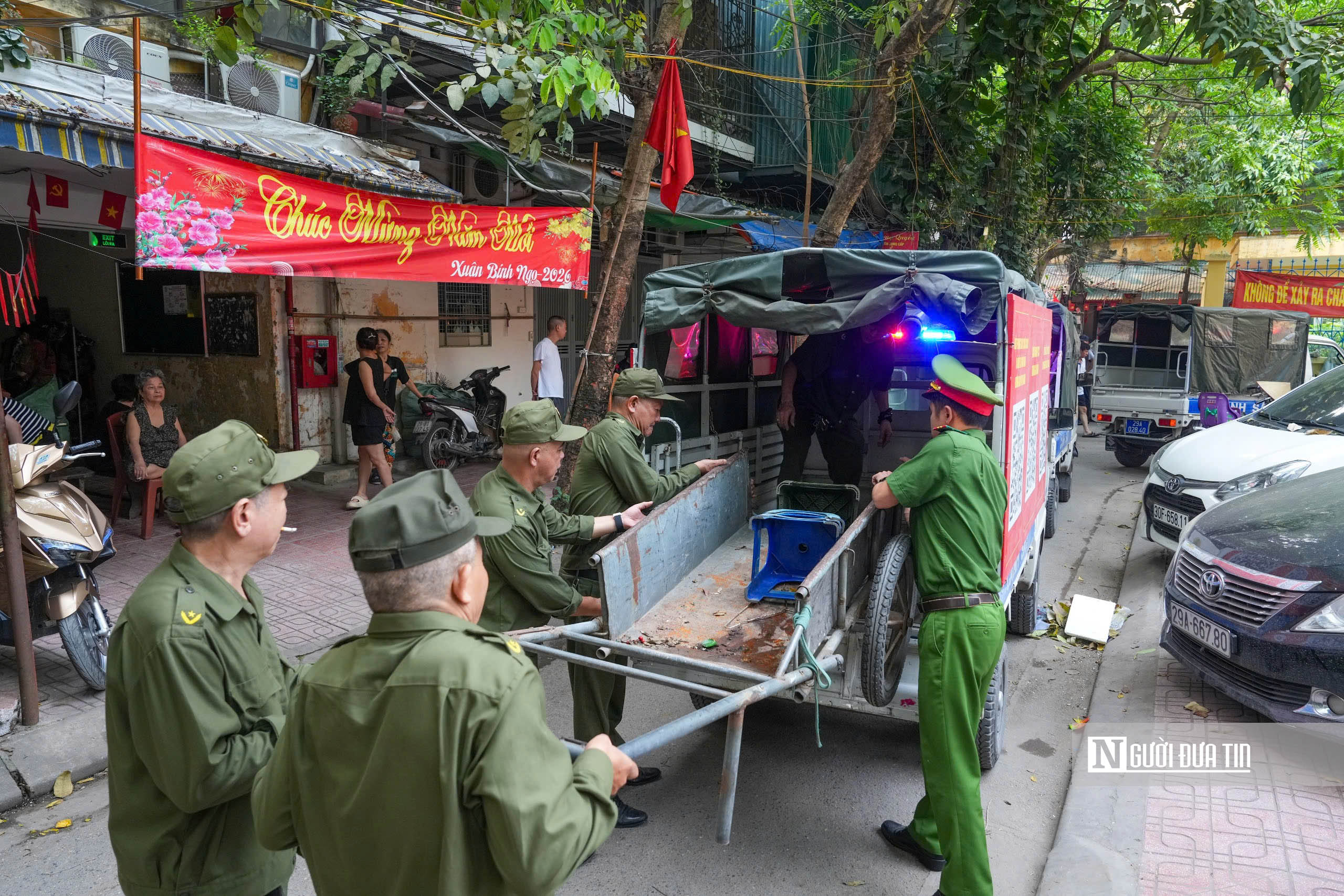 Công an Hà Nội kiên quyết lập lại trật tự đô thị- Ảnh 18. Công an Hà Nội kiên quyết lập lại trật tự đô thị- Ảnh 18.