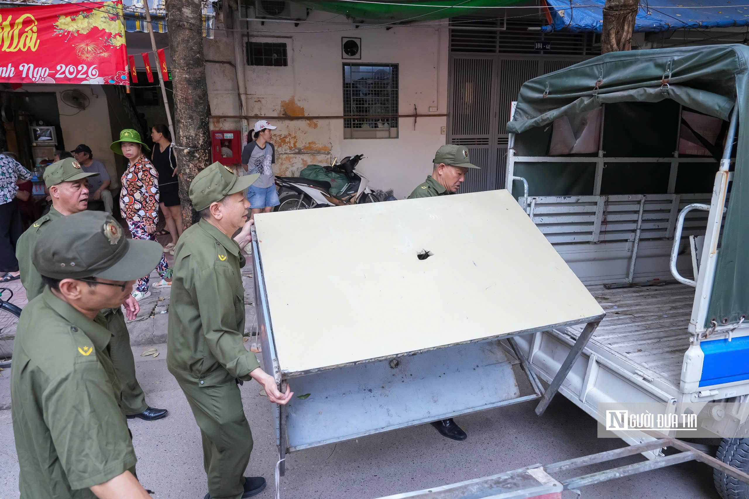 Công an Hà Nội kiên quyết lập lại trật tự đô thị- Ảnh 17. Công an Hà Nội kiên quyết lập lại trật tự đô thị- Ảnh 17.