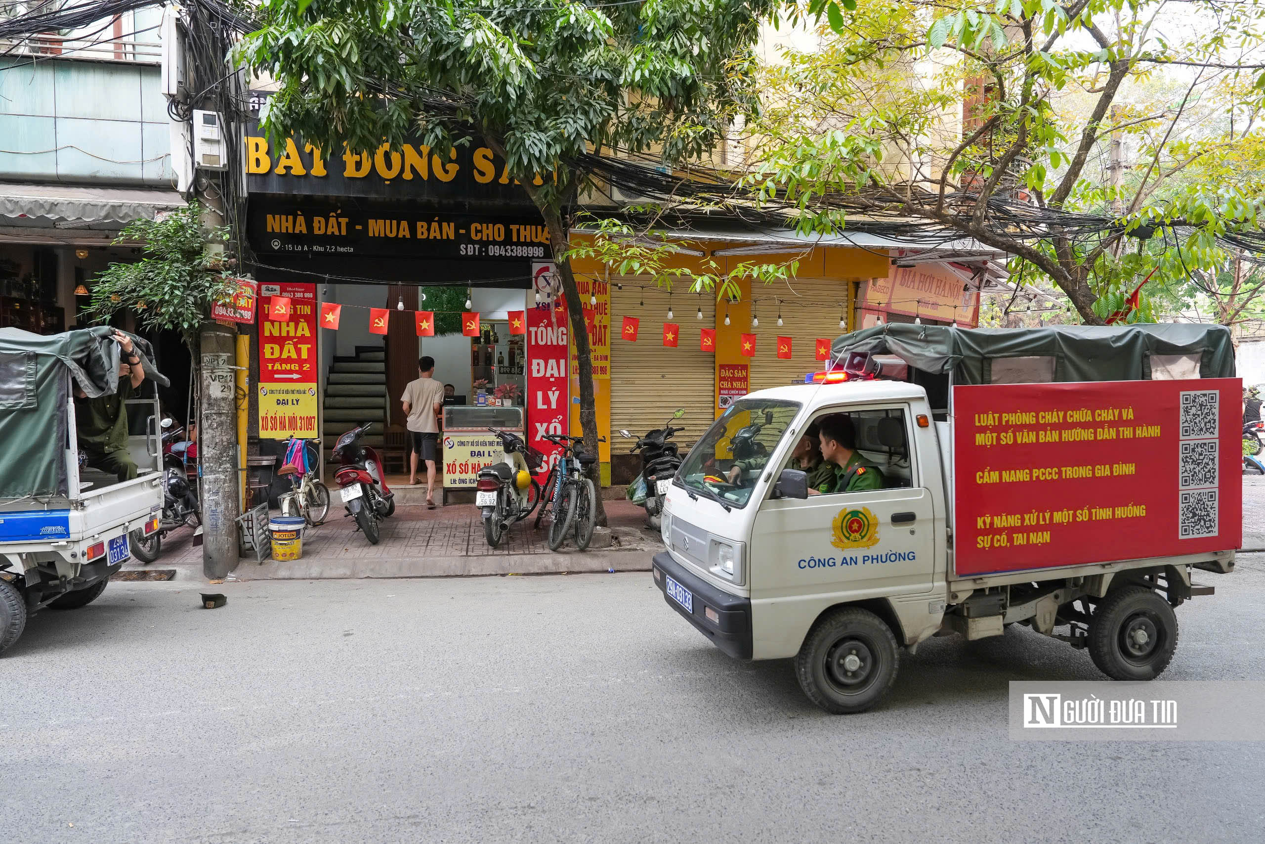Công an Hà Nội kiên quyết lập lại trật tự đô thị- Ảnh 15. Công an Hà Nội kiên quyết lập lại trật tự đô thị- Ảnh 15.