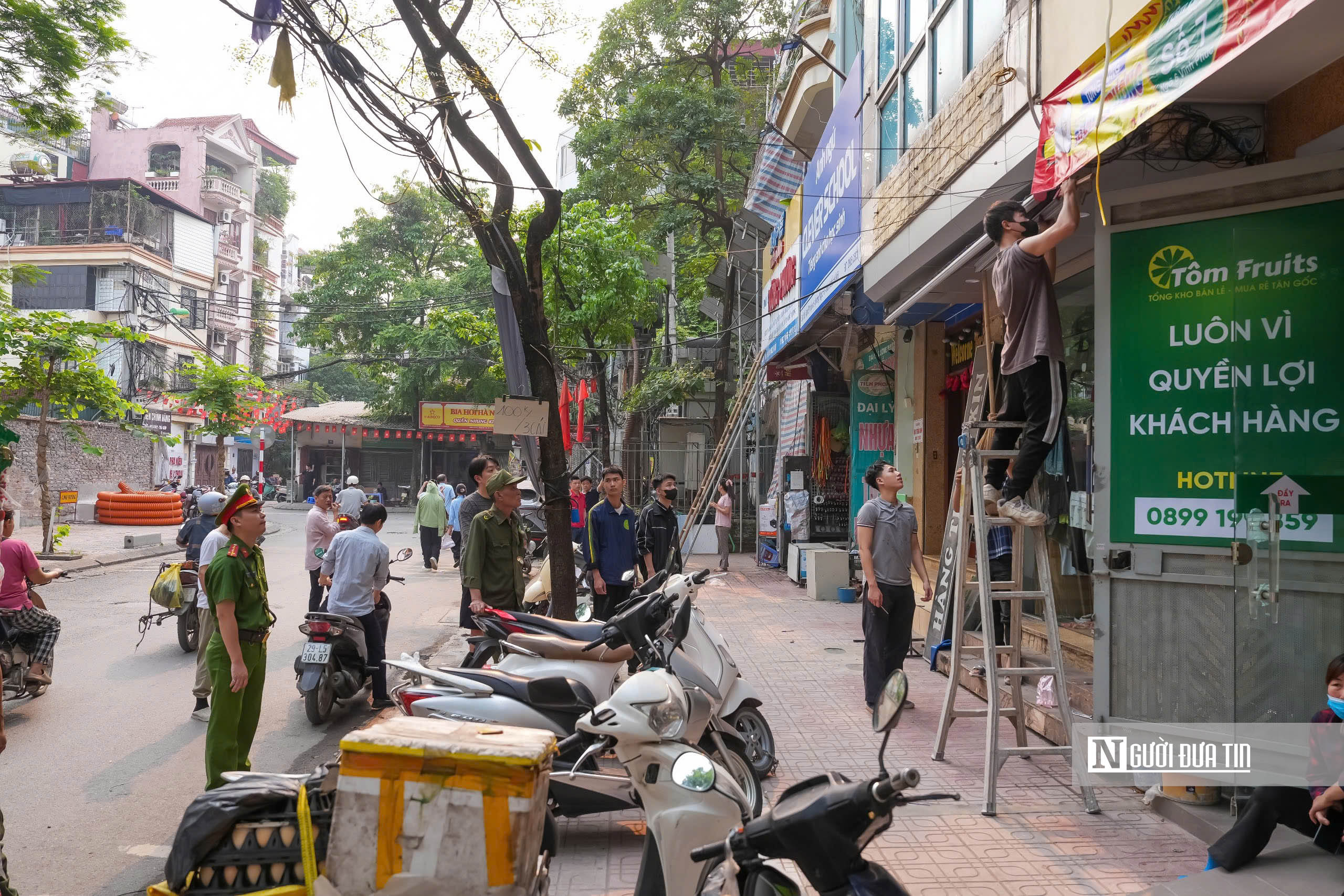 Công an Hà Nội kiên quyết lập lại trật tự đô thị- Ảnh 16. Công an Hà Nội kiên quyết lập lại trật tự đô thị- Ảnh 16.