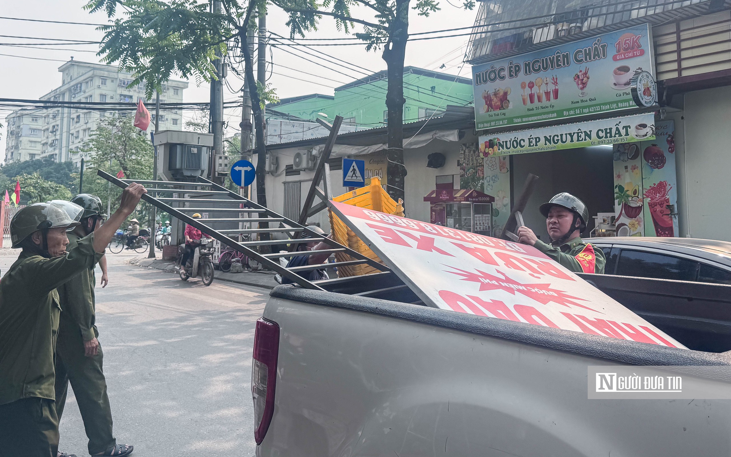 Công an Hà Nội kiên quyết lập lại trật tự đô thị- Ảnh 8. Công an Hà Nội kiên quyết lập lại trật tự đô thị- Ảnh 8.